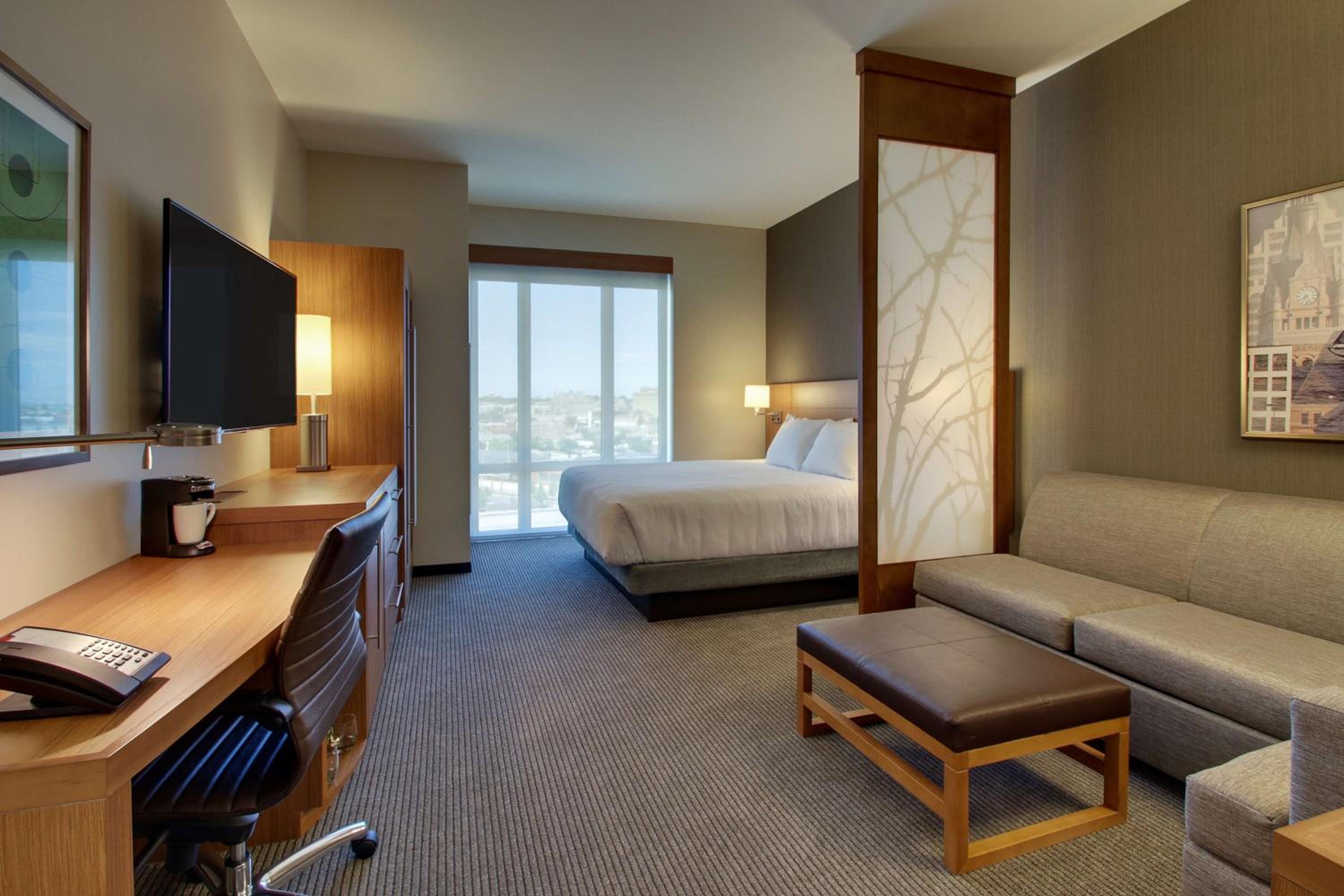 King Room with Sofa Bed - High Floor photo 3