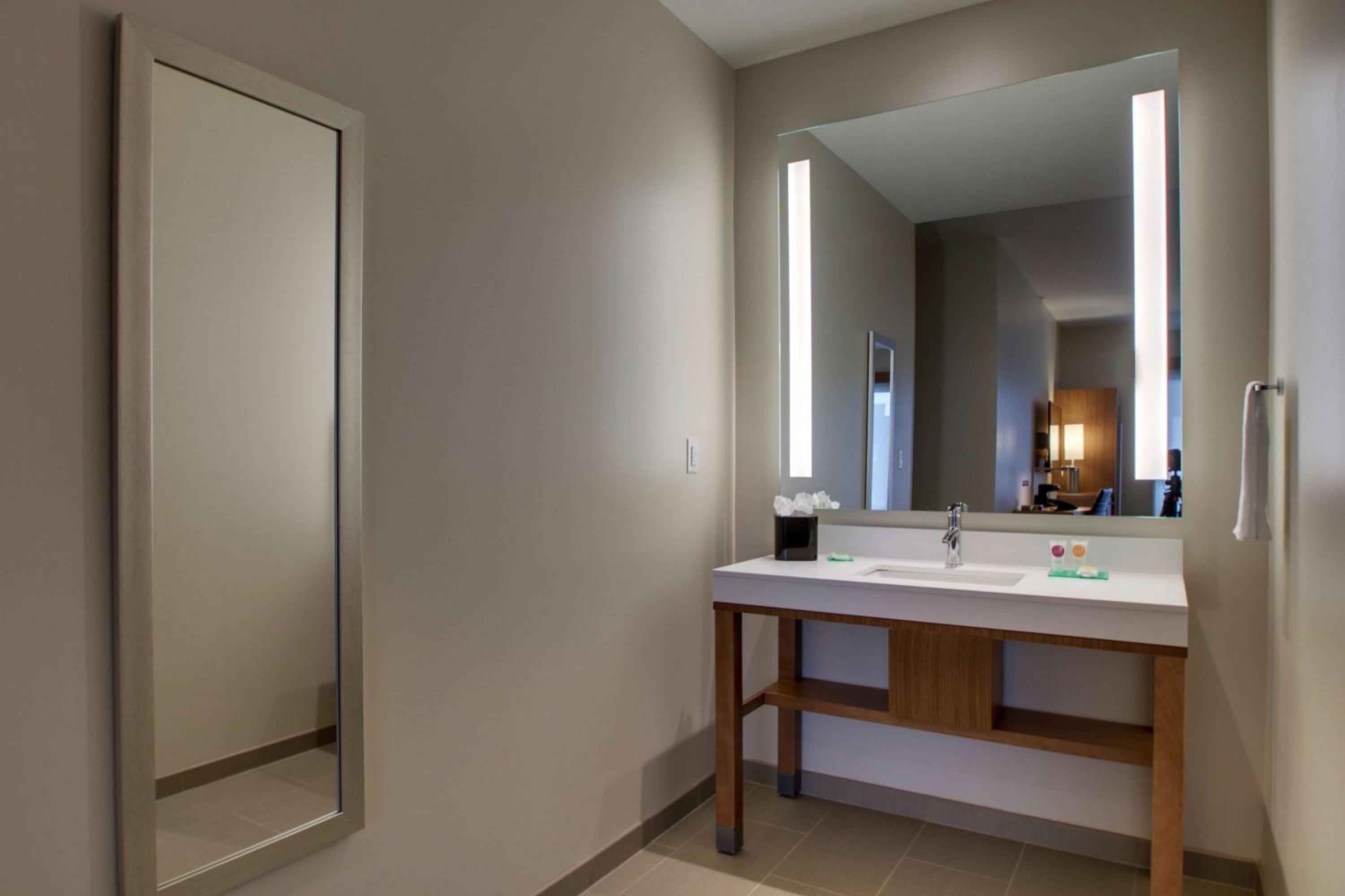 Queen Room with Two Queen Beds, Sofa Bed and Accessible Tub photo 2