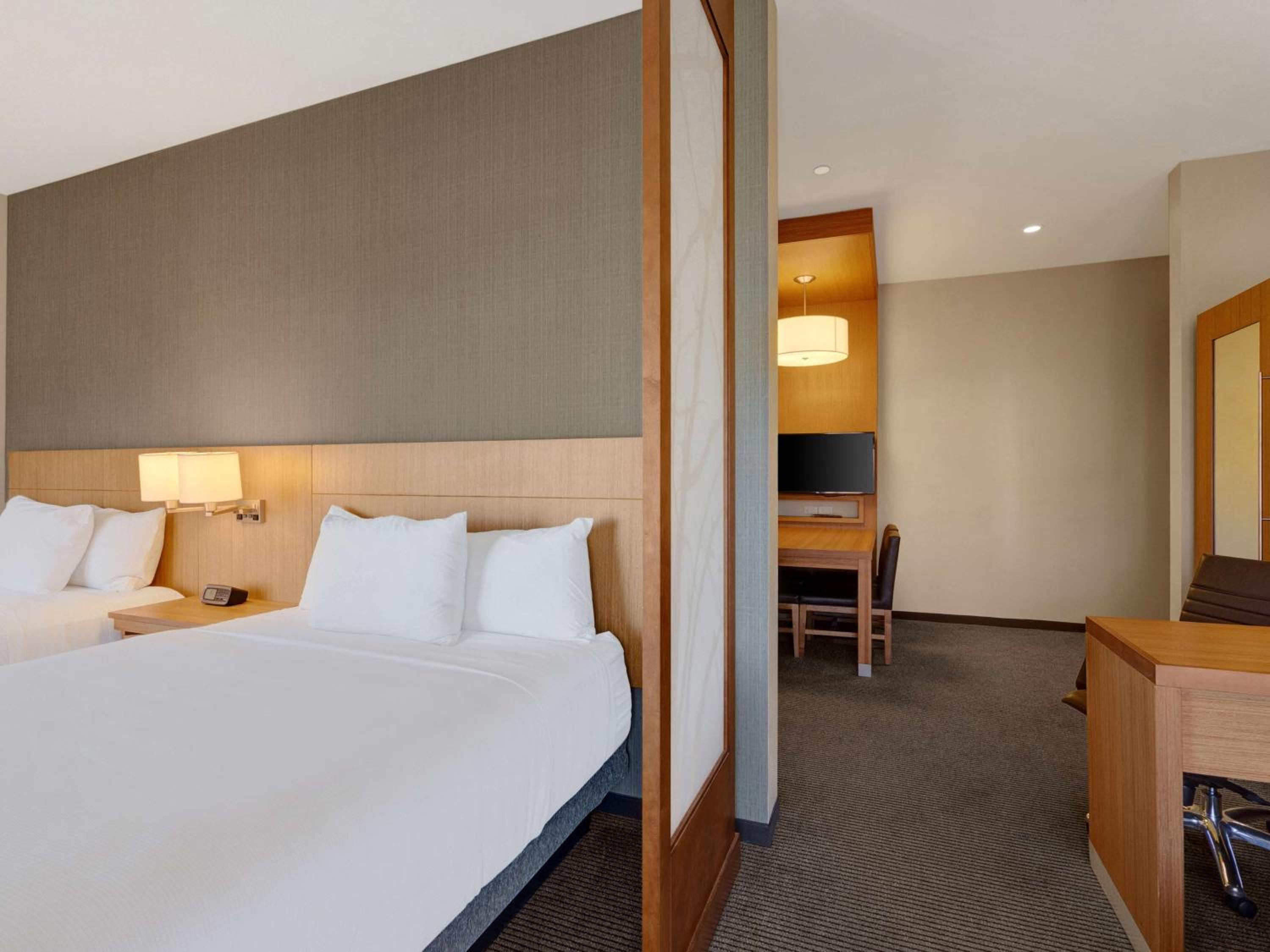 Queen Room with Two Queen Beds and Sofa Bed photo 1