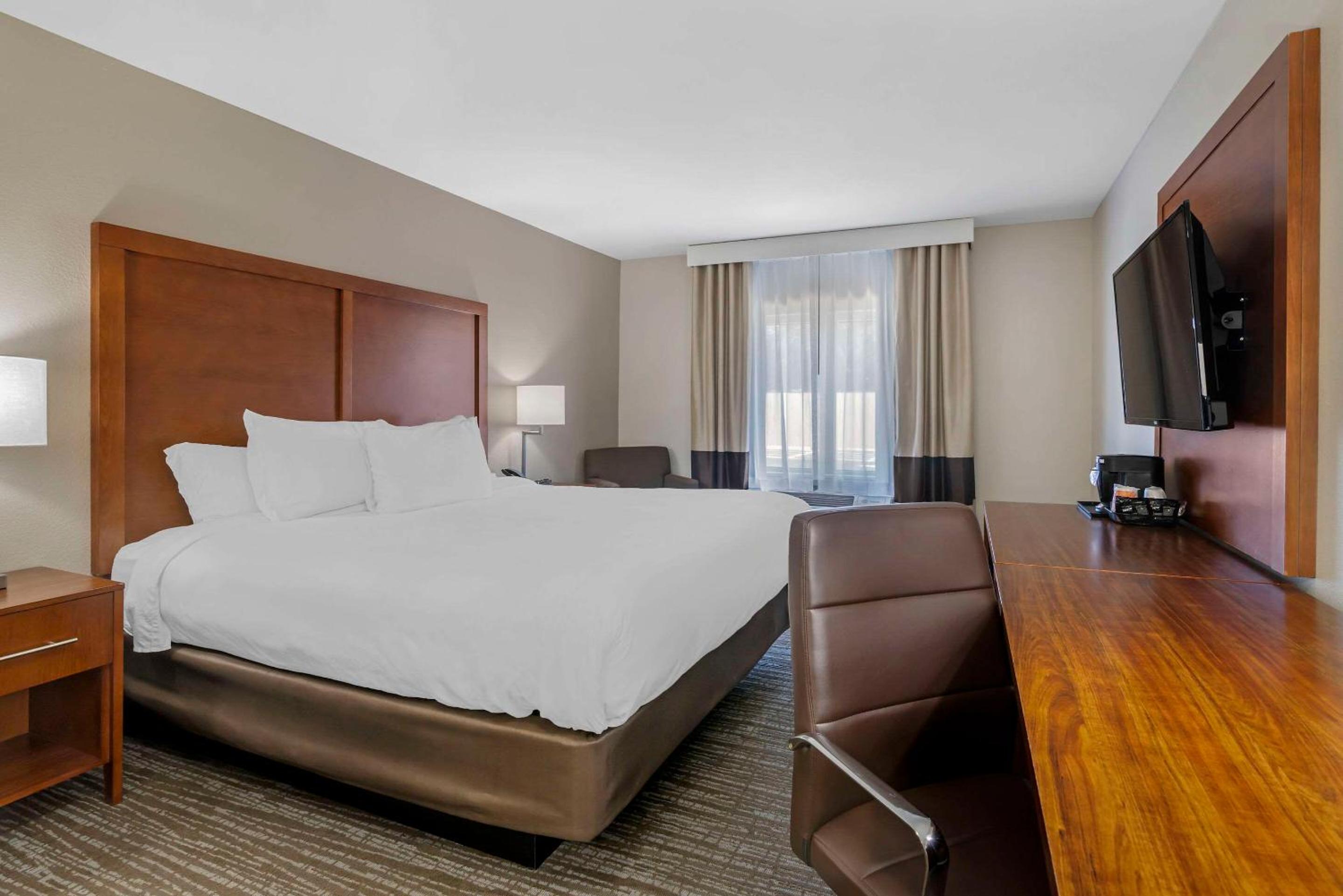 King Room - Non Smoking - Photo 3