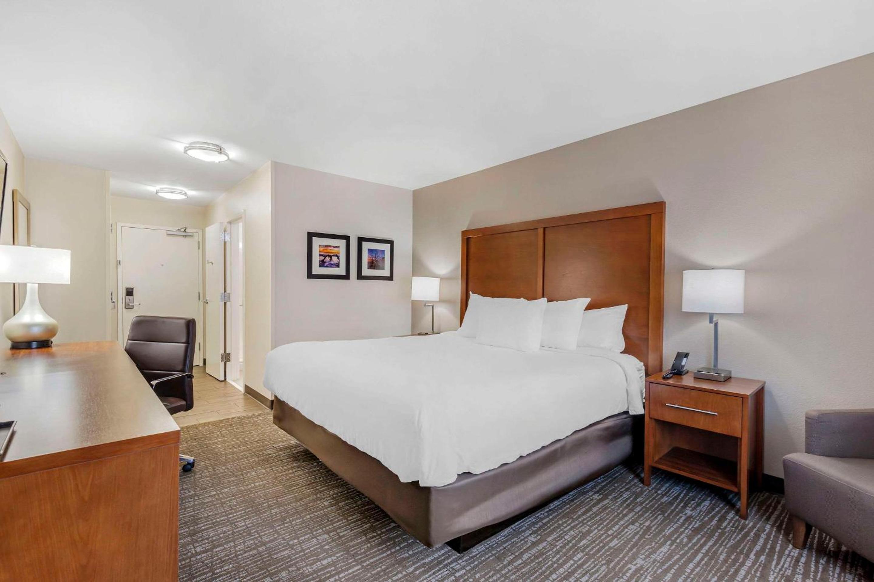 King Room - Accessible/Non Smoking - Photo 6