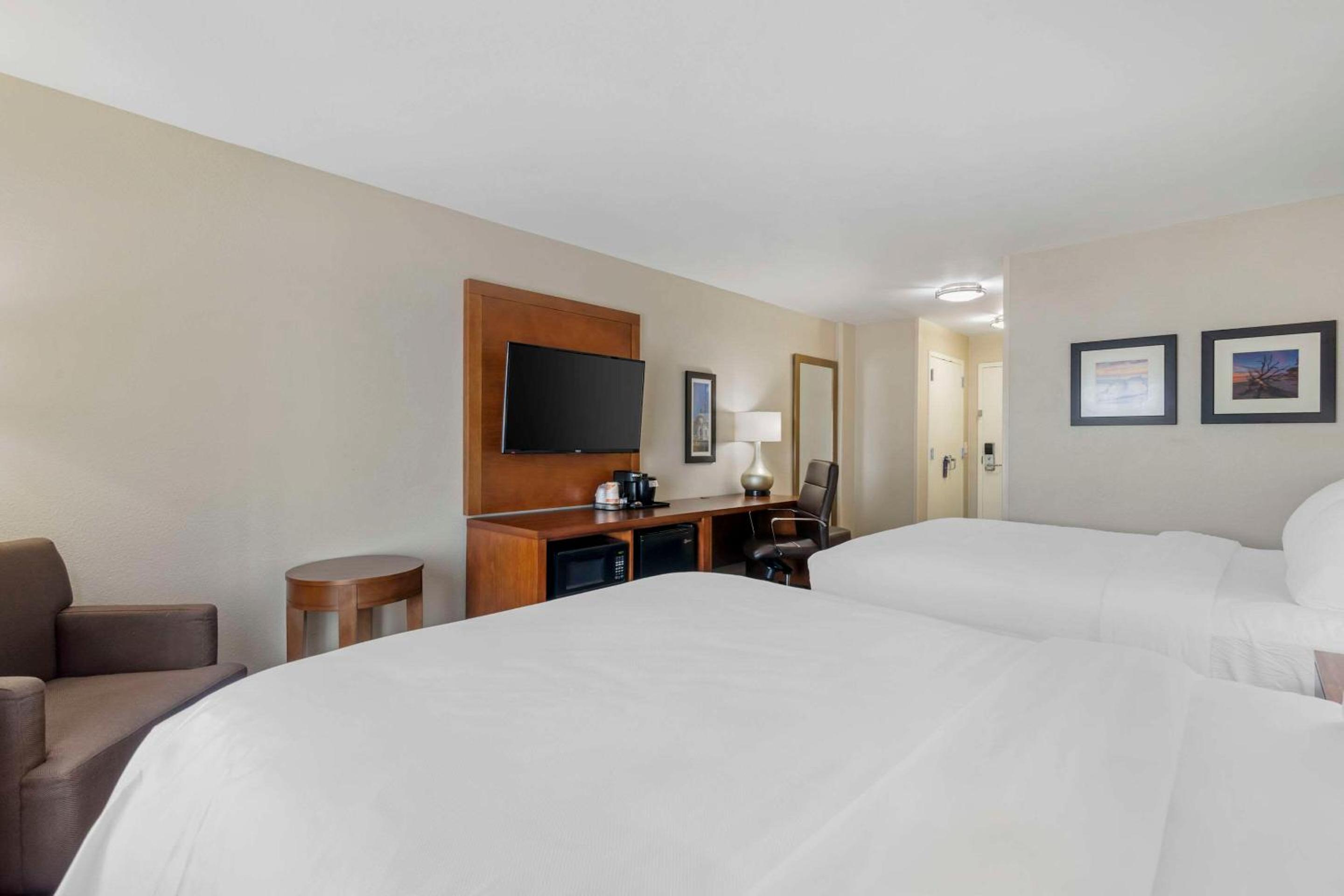 Standard Queen Room with Two Queen Beds - Non Smoking  - Photo 3