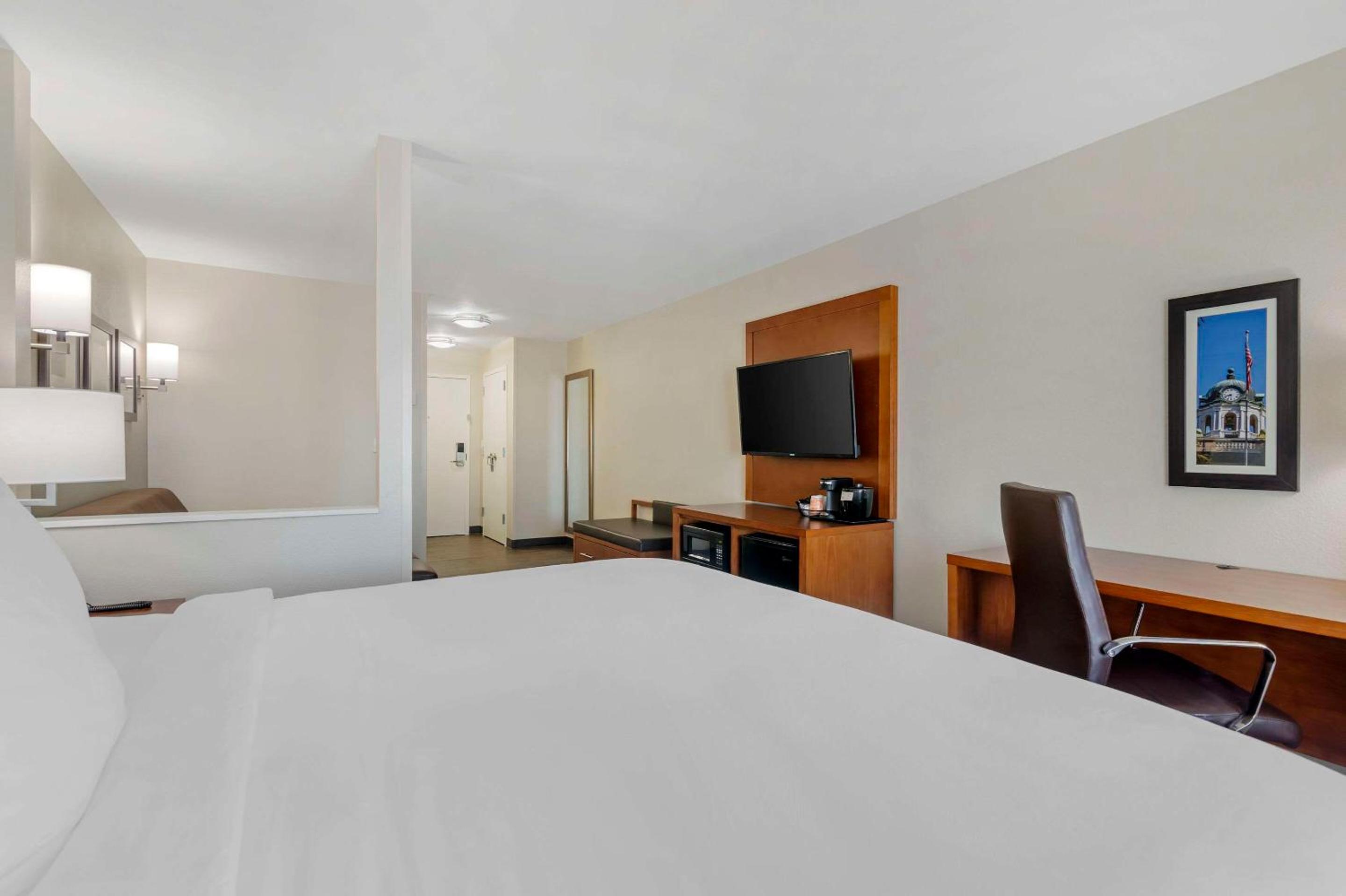 King Suite - Non Smoking - Photo 3
