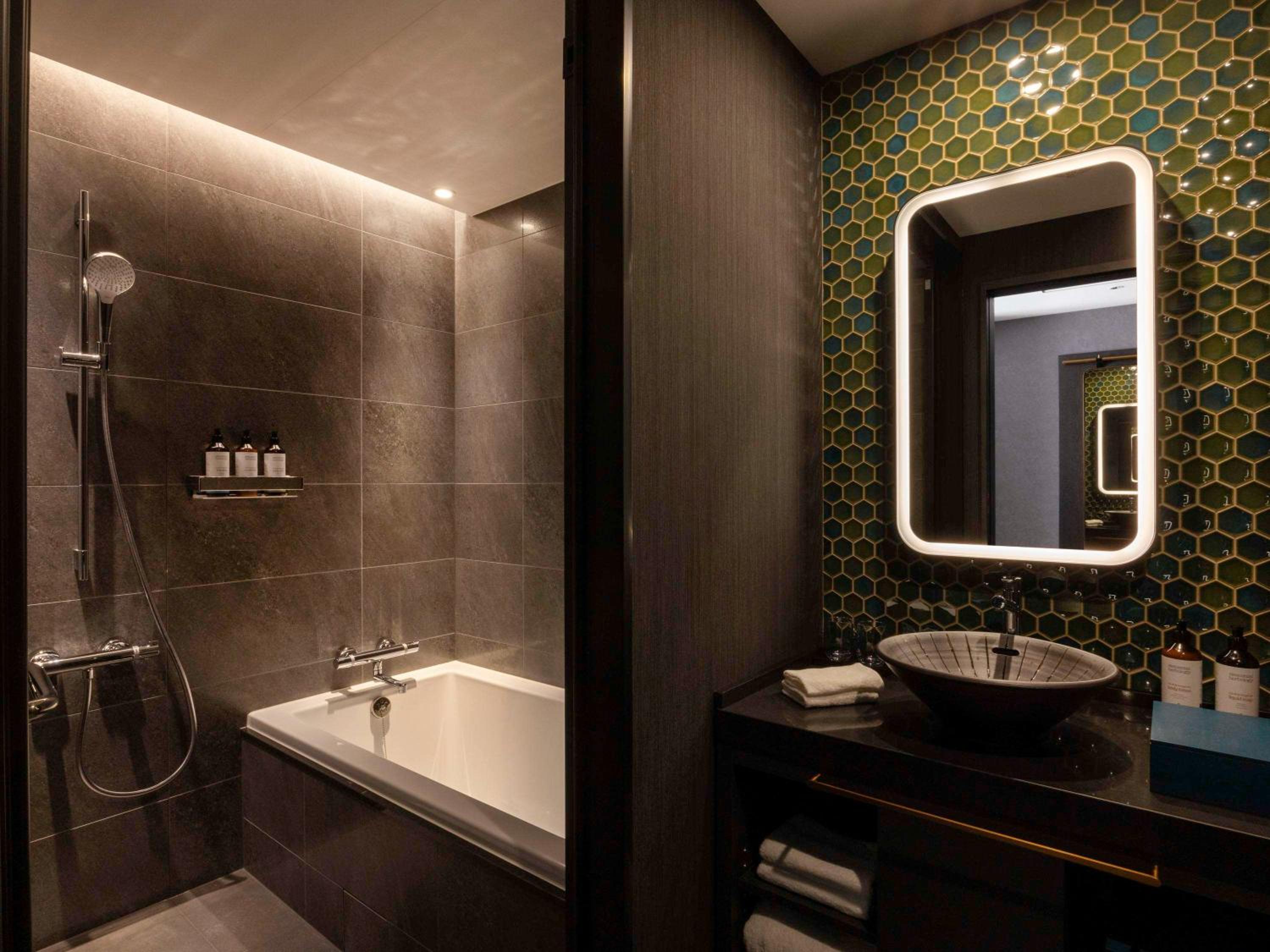 Superior Room with One King Bed and Bathtub - Non Smoking - Photo 2