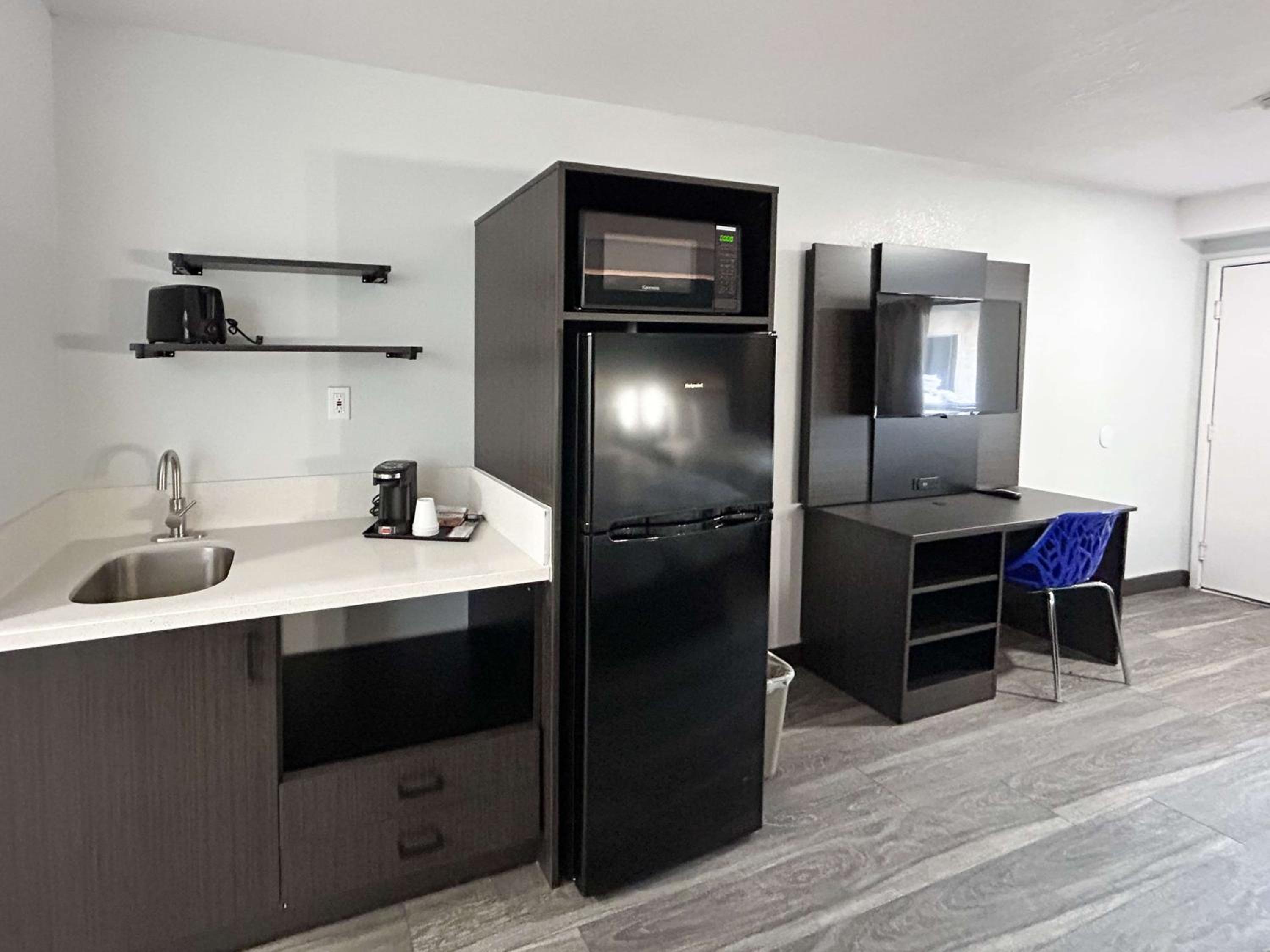 2 Queen Beds | Non-Smoking, Kitchen - Photo 3