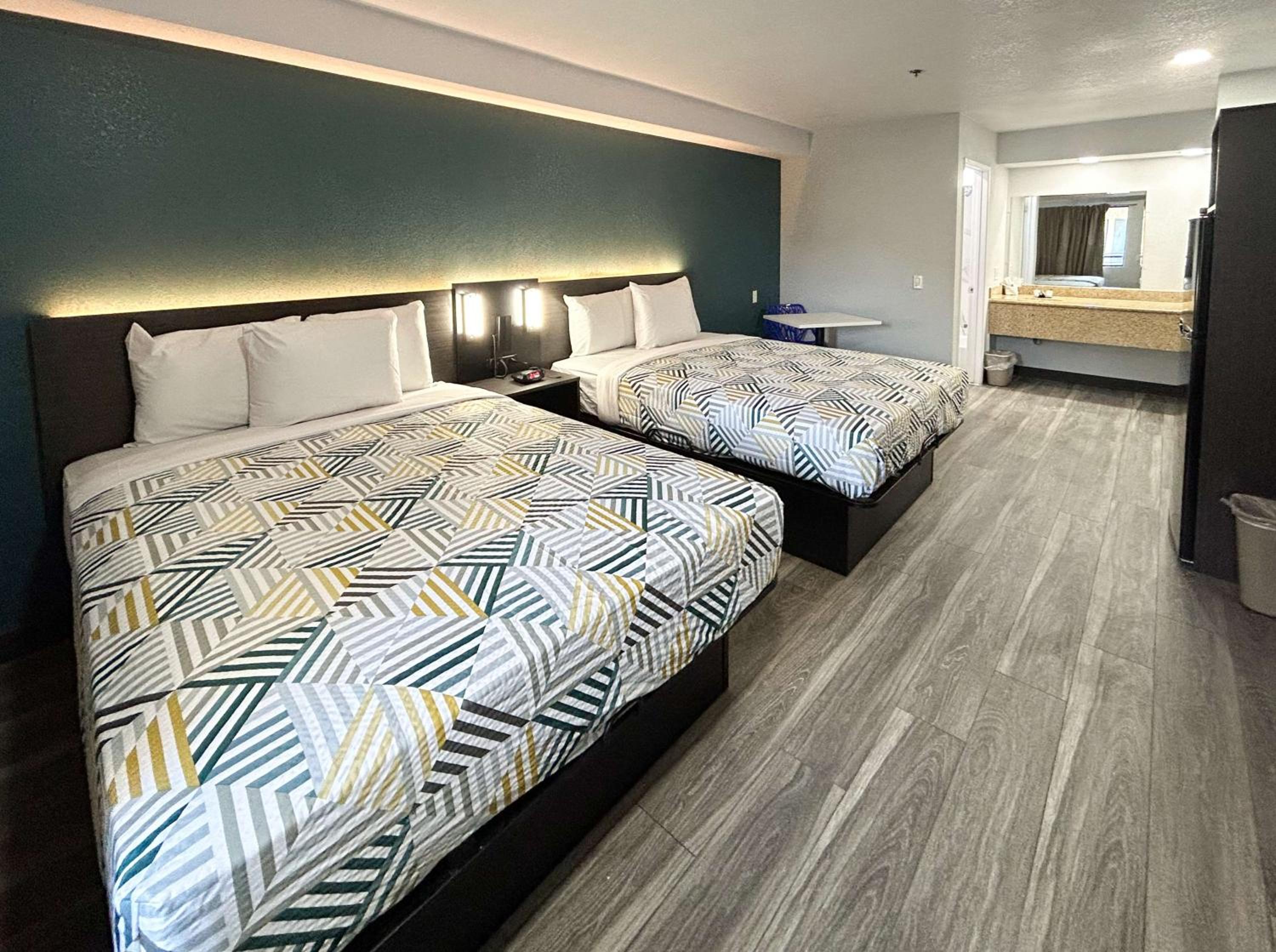 2 Queen Beds | Non-Smoking, Kitchen - Photo 1