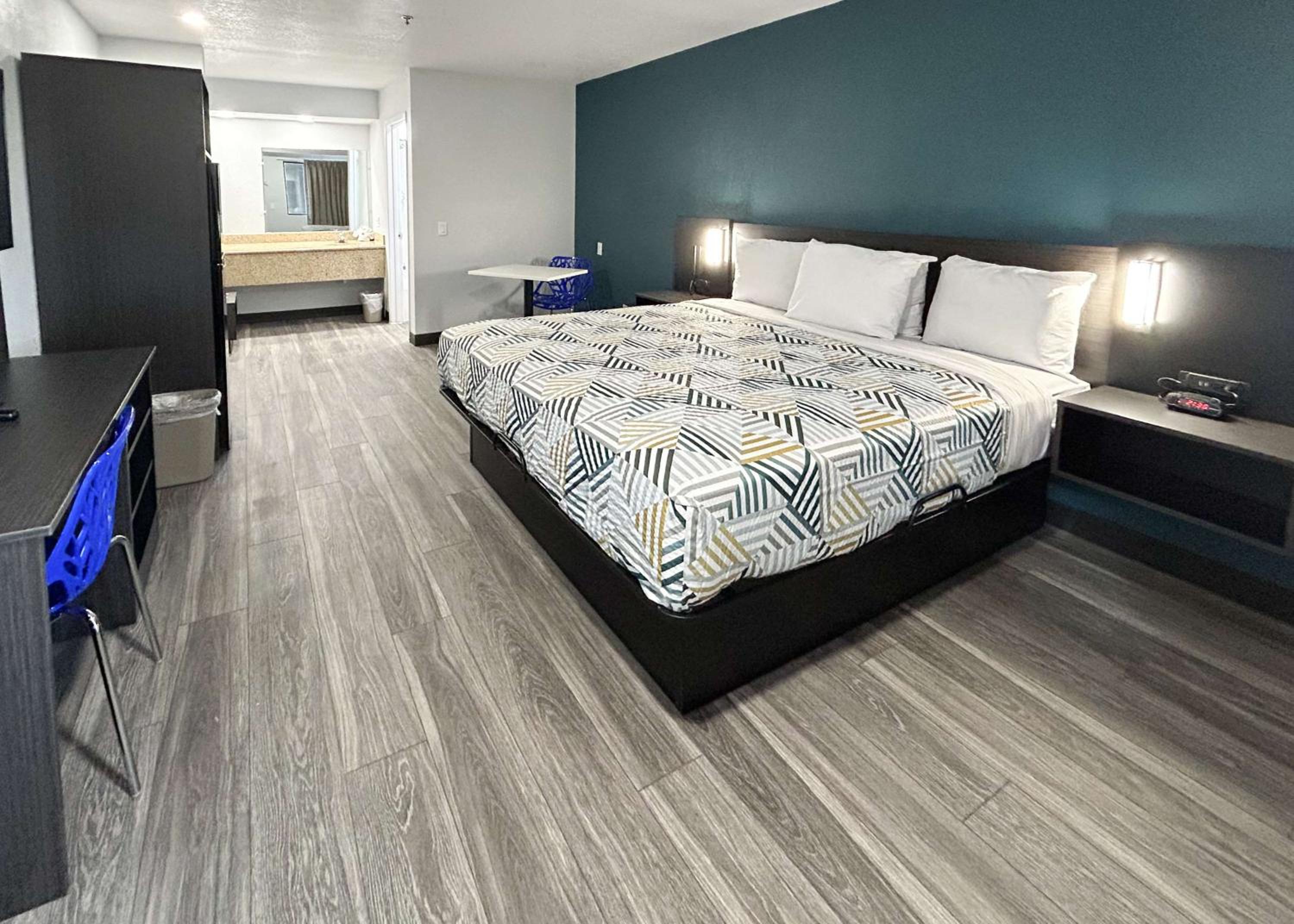 1 King Bed | Non-Smoking, Kitchen - Photo 2