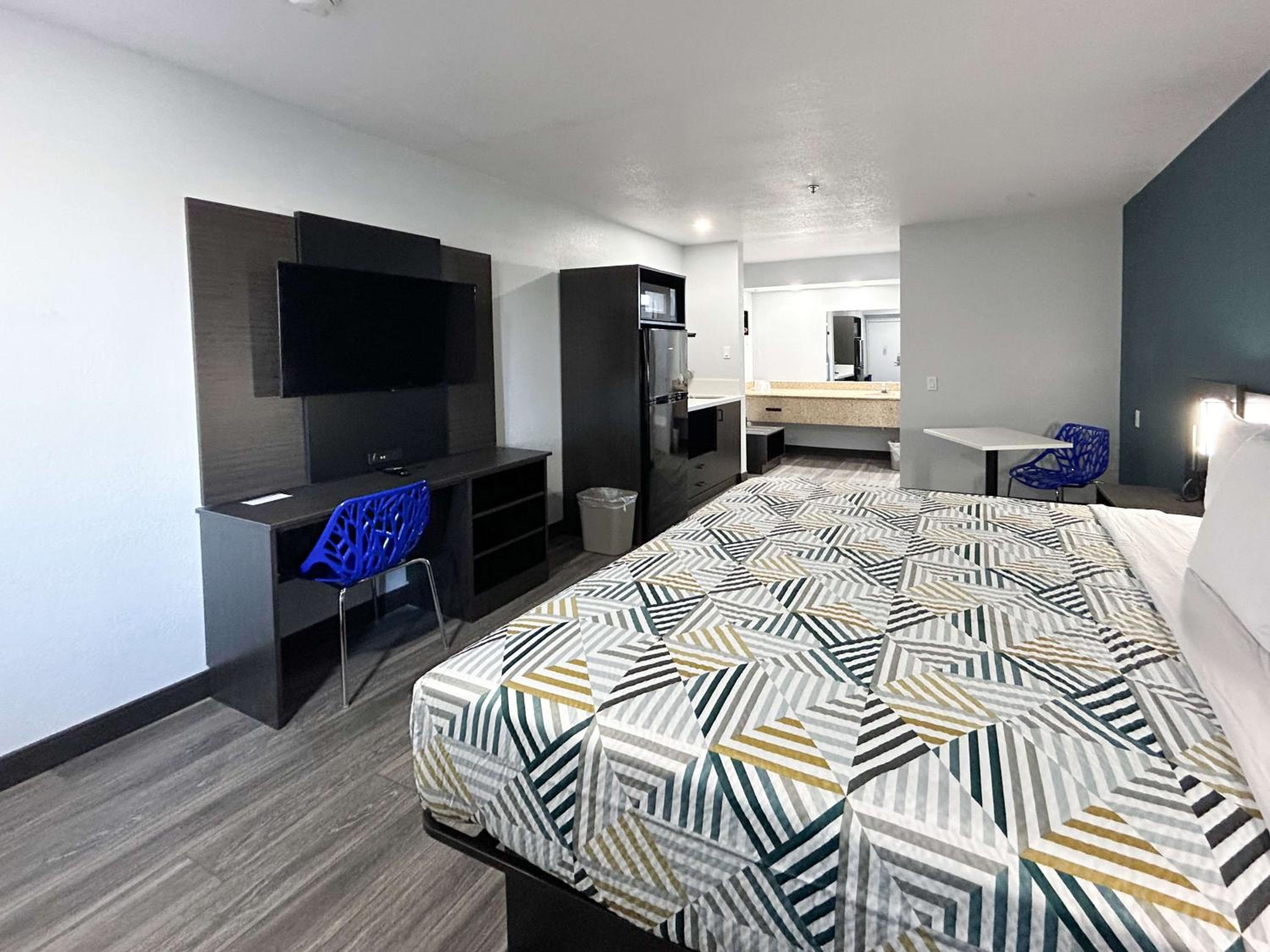 1 King Bed | Non-Smoking, Kitchen - Photo 1