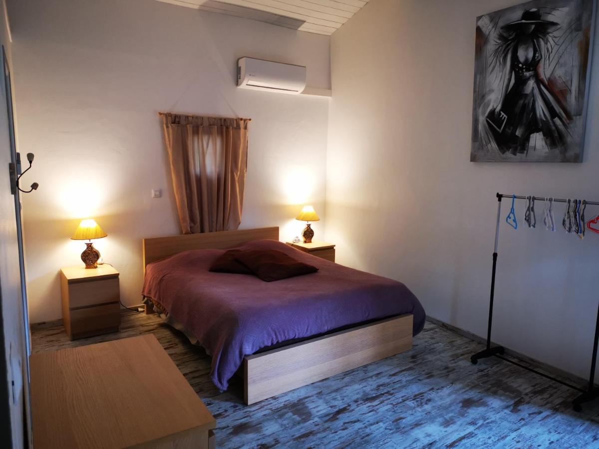 Eight-Bedroom House photo 1