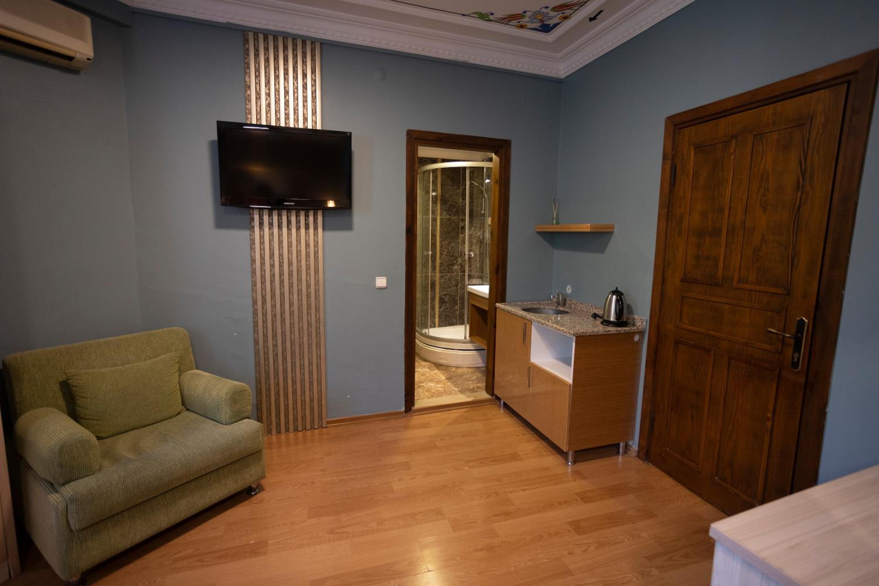 Deluxe Double Room (2 Adults + 1 Child) photo 2