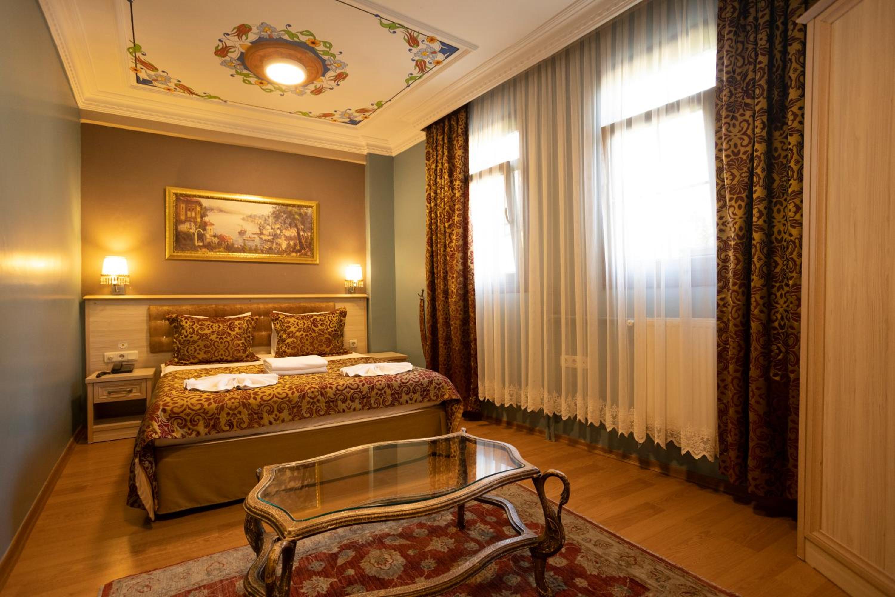 Deluxe Double Room (2 Adults + 1 Child) photo 1