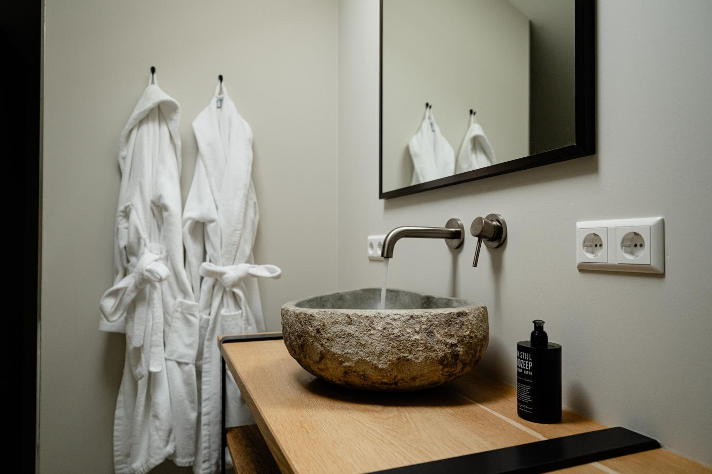 Deluxe Double Room with Bath - Photo 8
