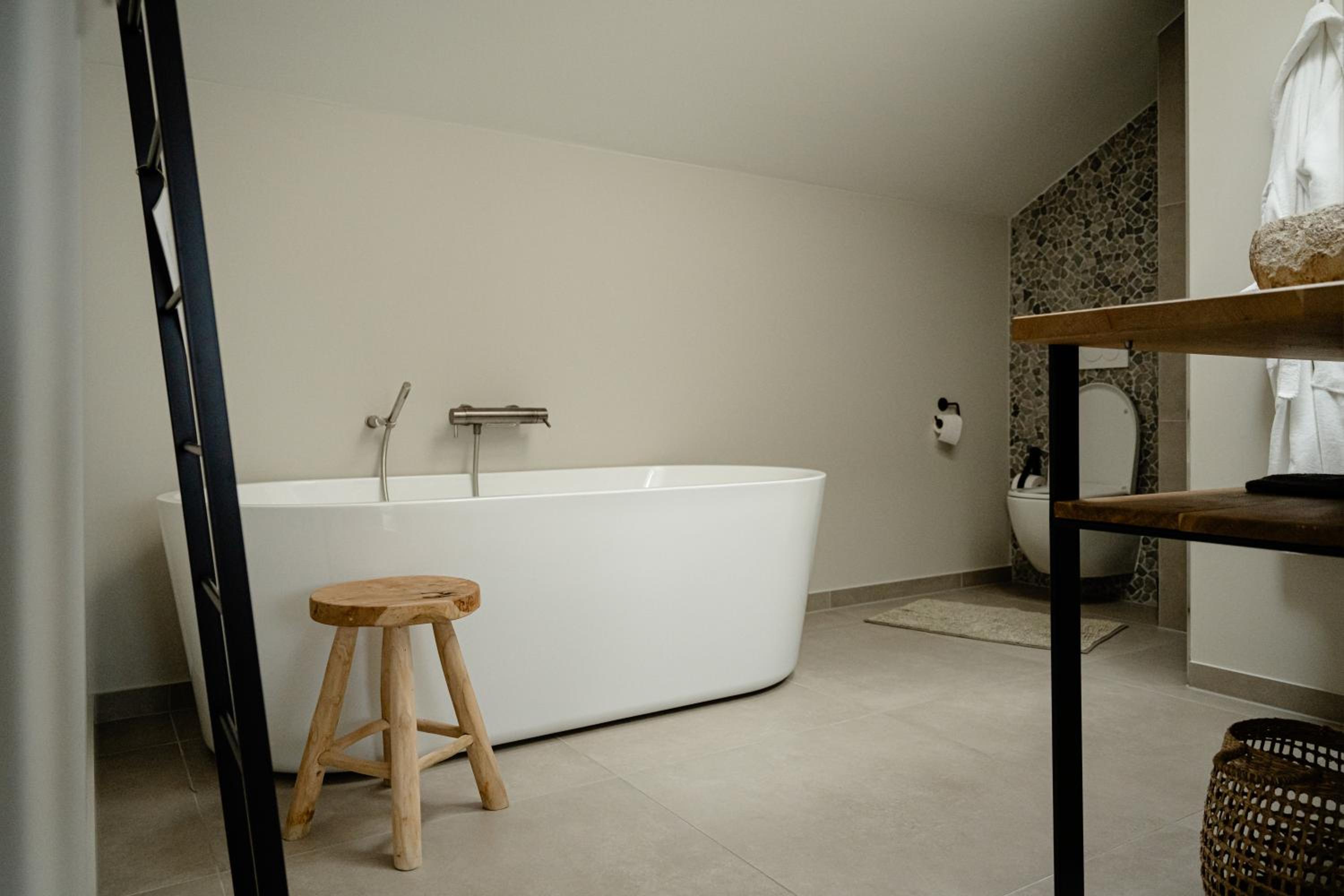 Deluxe Double Room with Bath - Photo 7