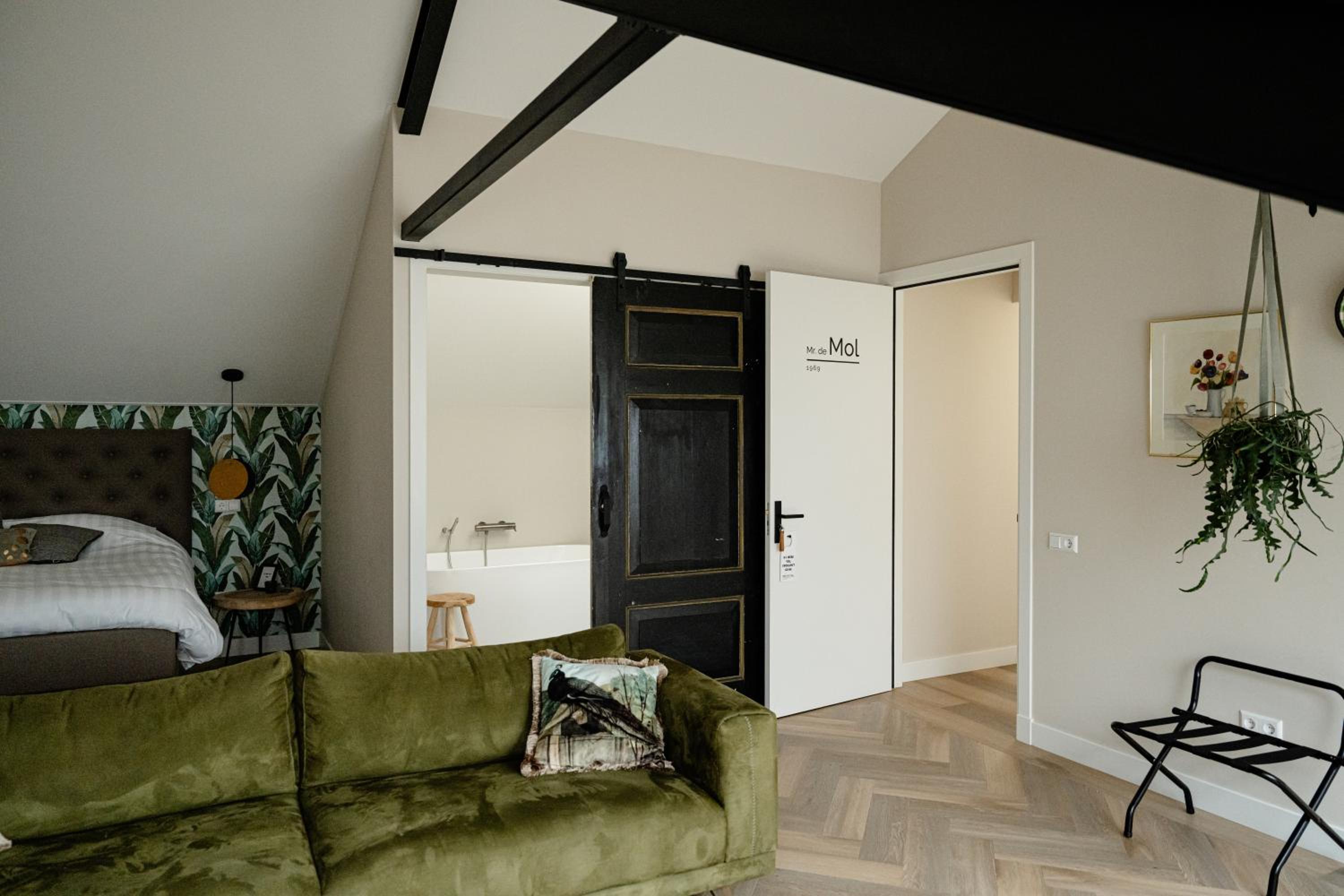 Deluxe Double Room with Bath - Photo 6