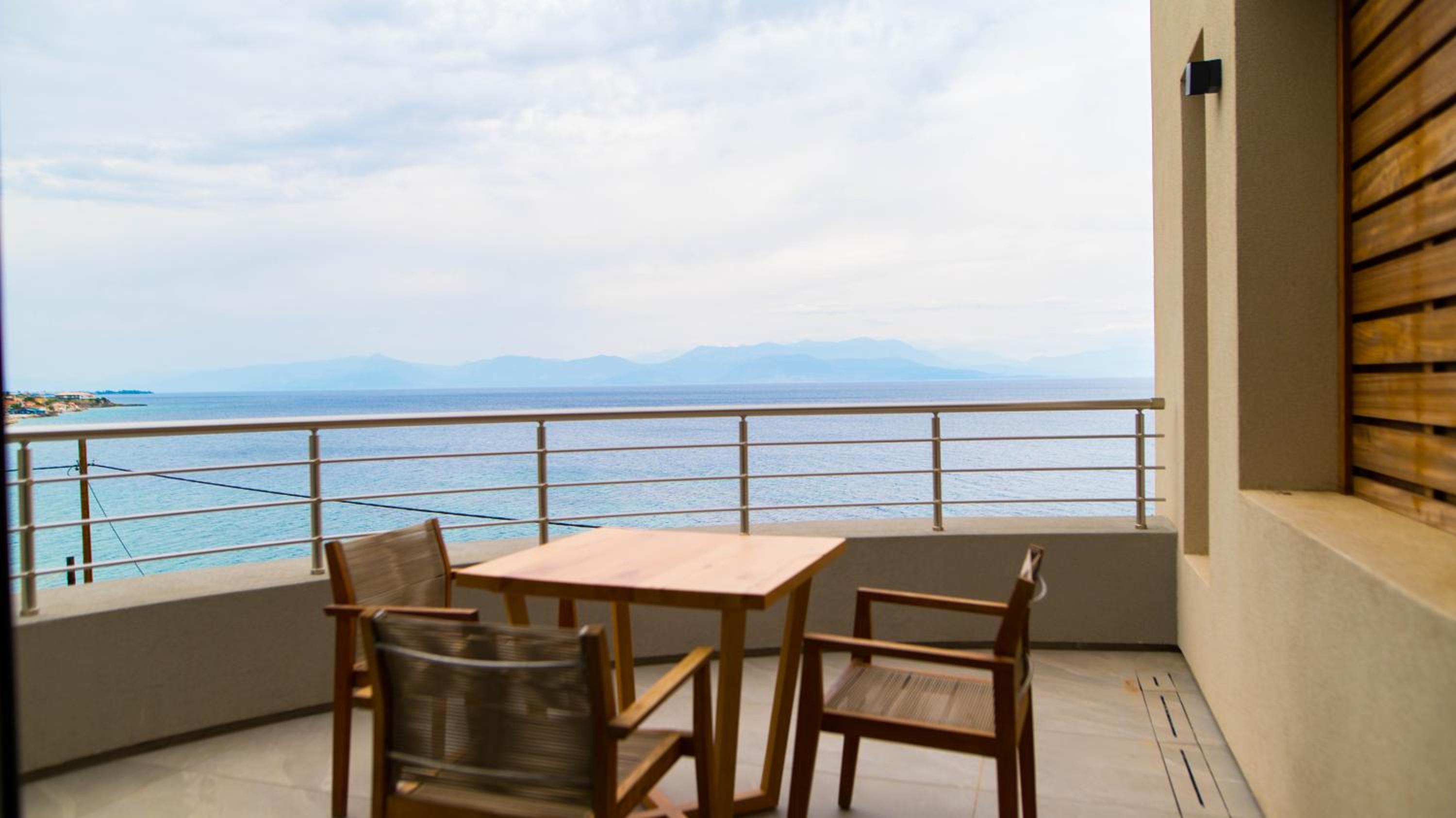 Deluxe Suite with Sea View - Photo 8