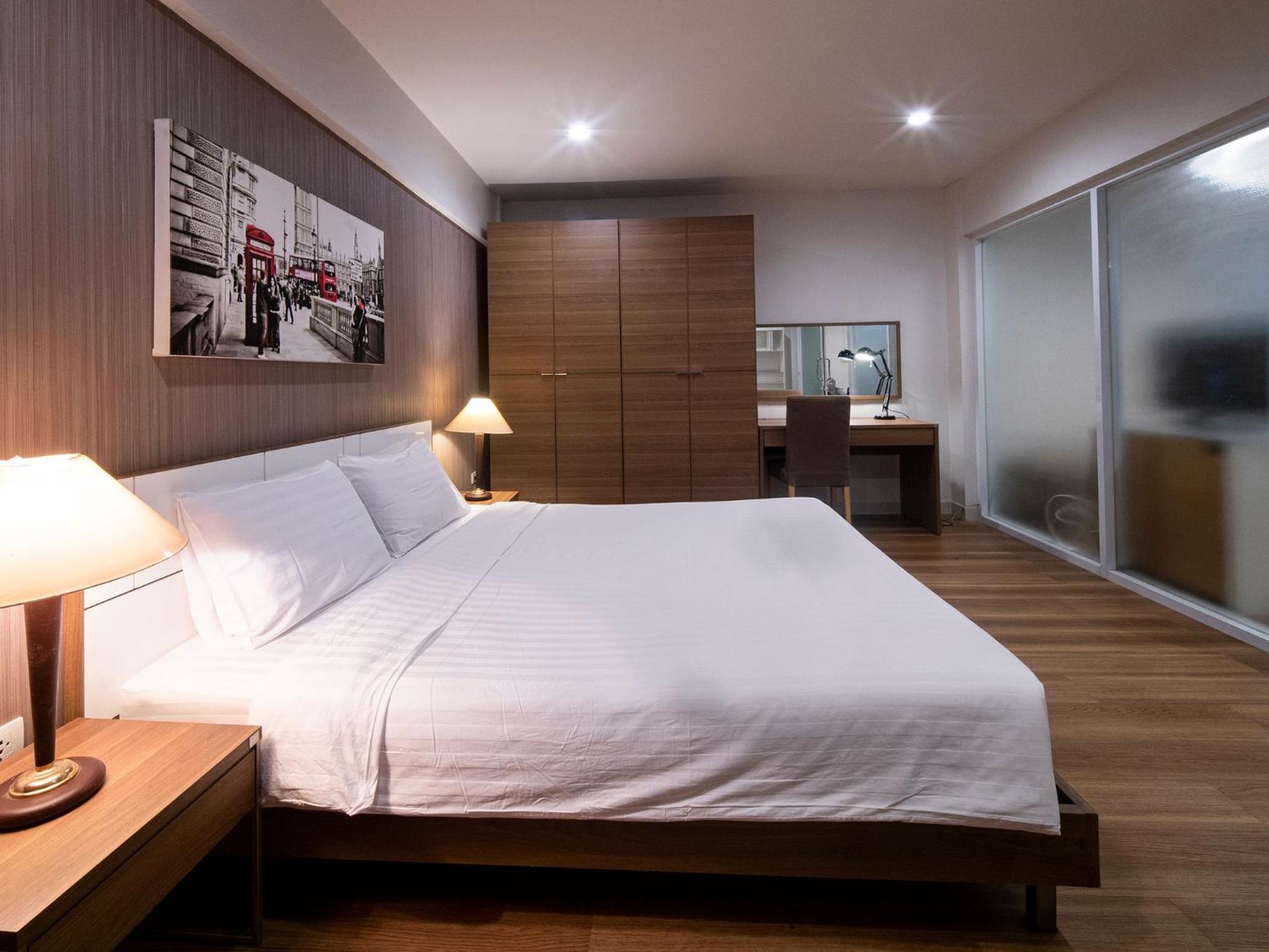 Suite - Photo 1