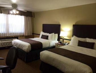 Queen Room with Two Queen Beds - Non-Smoking - Photo 3