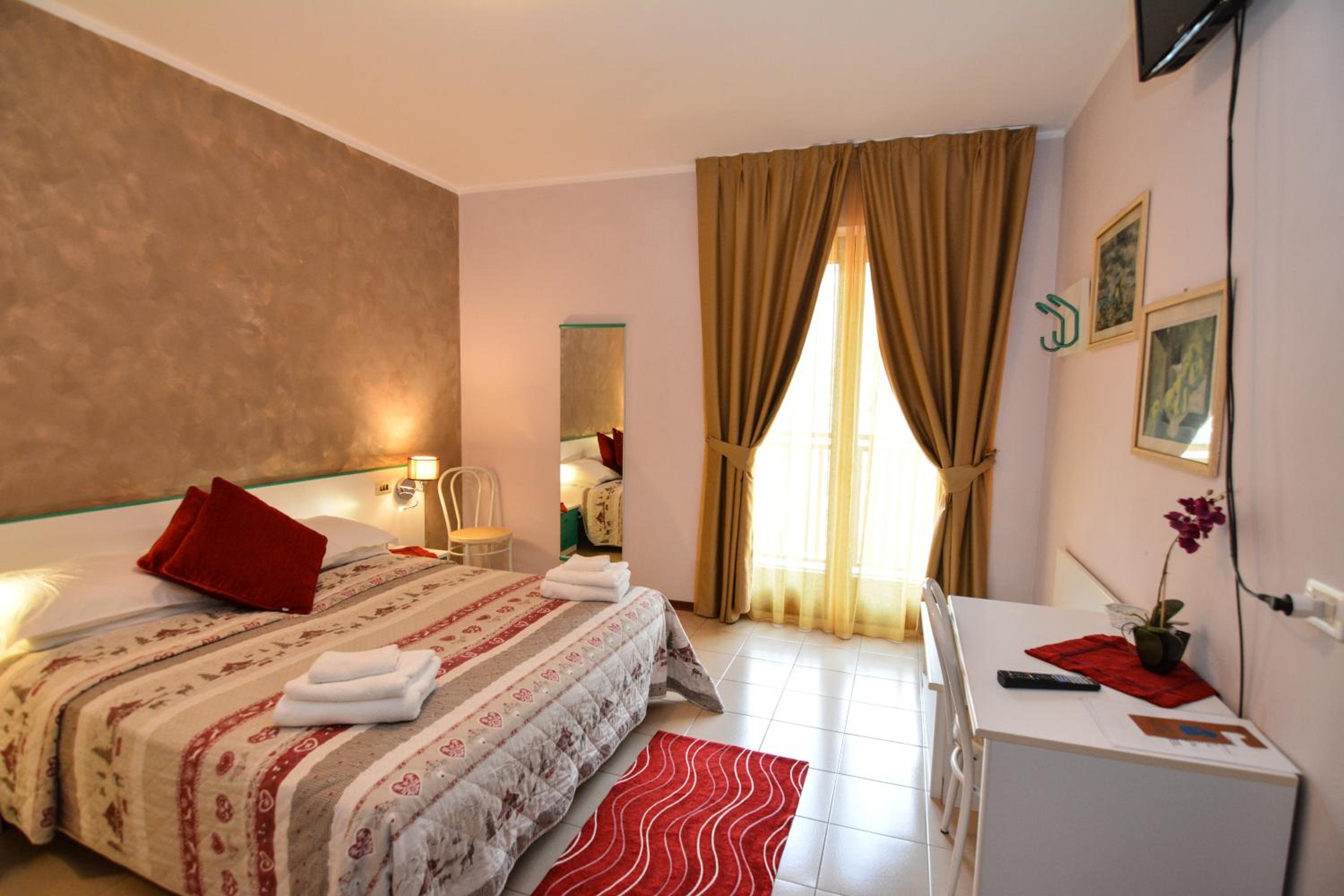 Double or Twin Room with Balcony and Lake View photo 1
