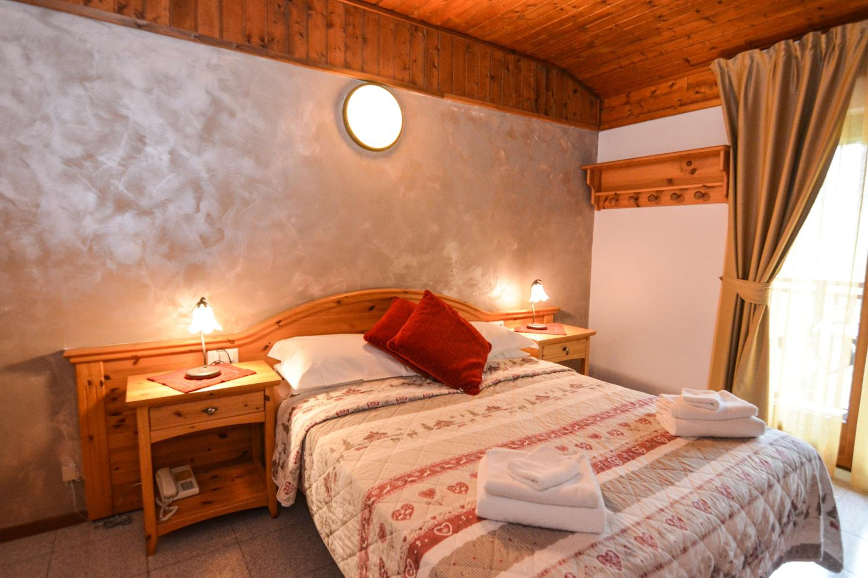 Double or Twin Room with Balcony and Lake View photo 3
