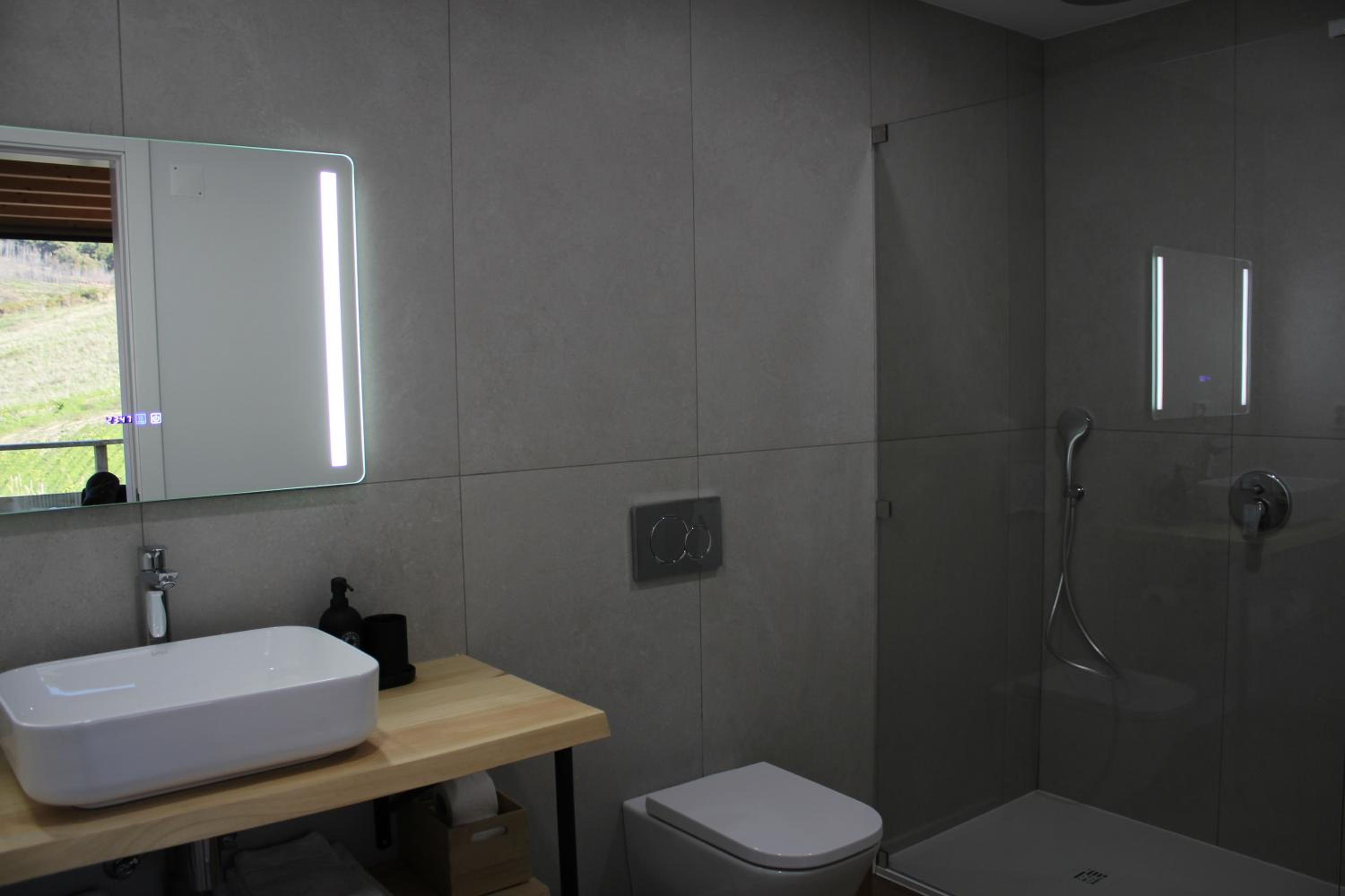 Deluxe Double Room with Balcony - Photo 4