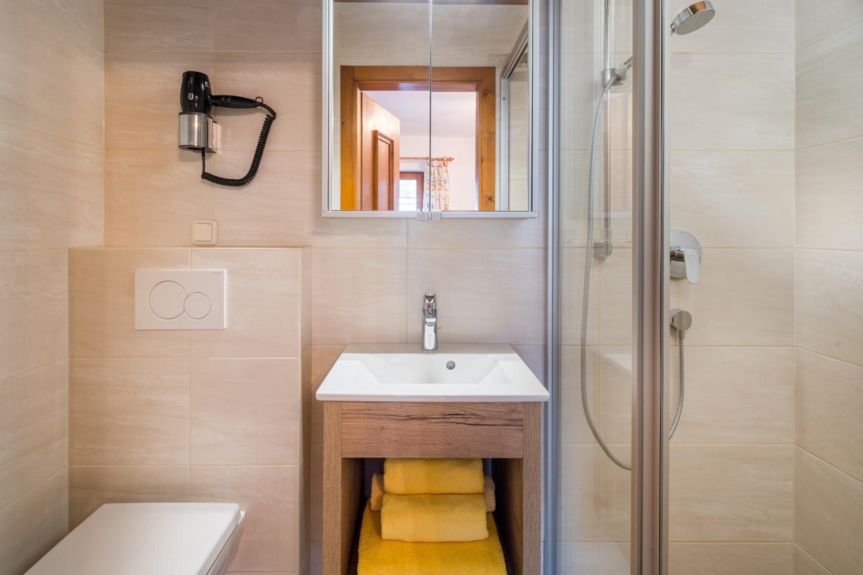 2 Bedroom and 2 Bathroom Suite with Balcony - Photo 4