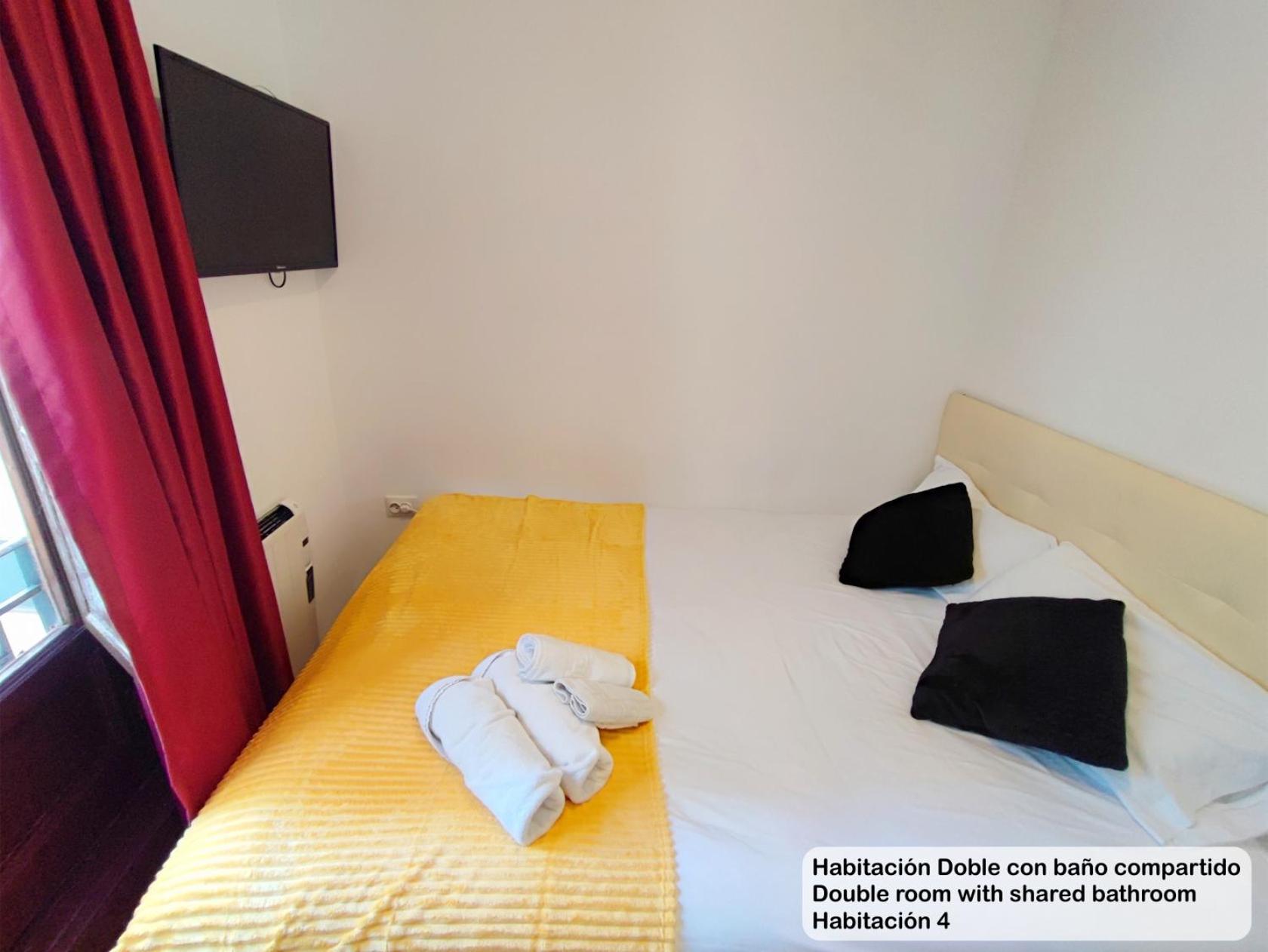 Double Room with Shared Bathroom photo 2