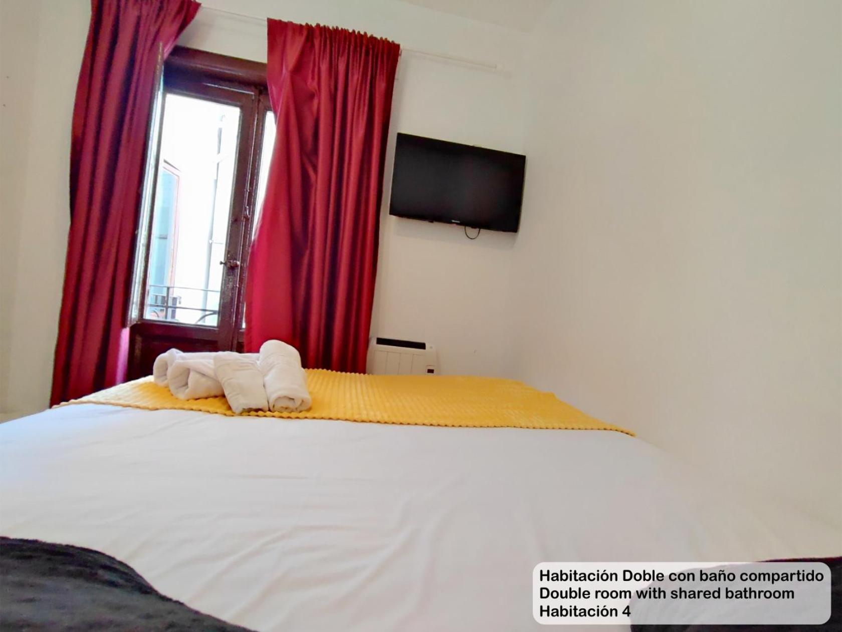 Double Room with Shared Bathroom photo 3