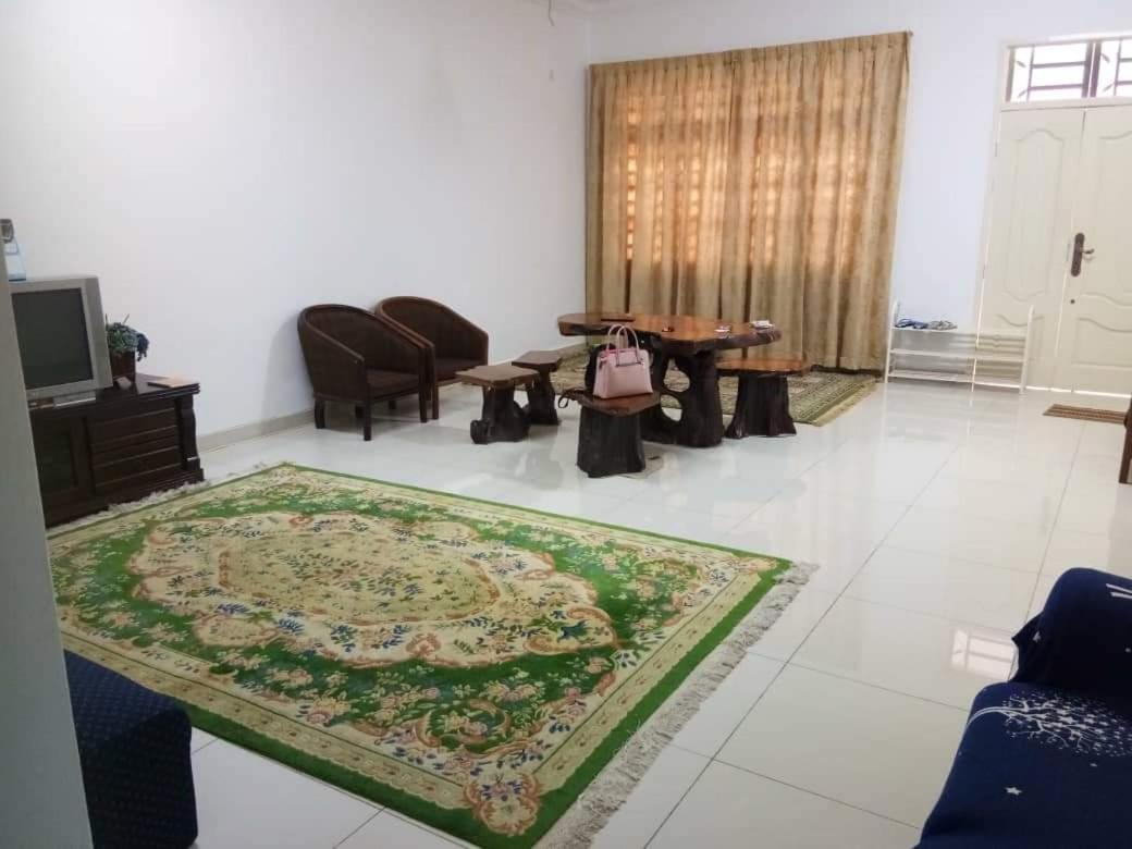 Three-Bedroom House photo 3