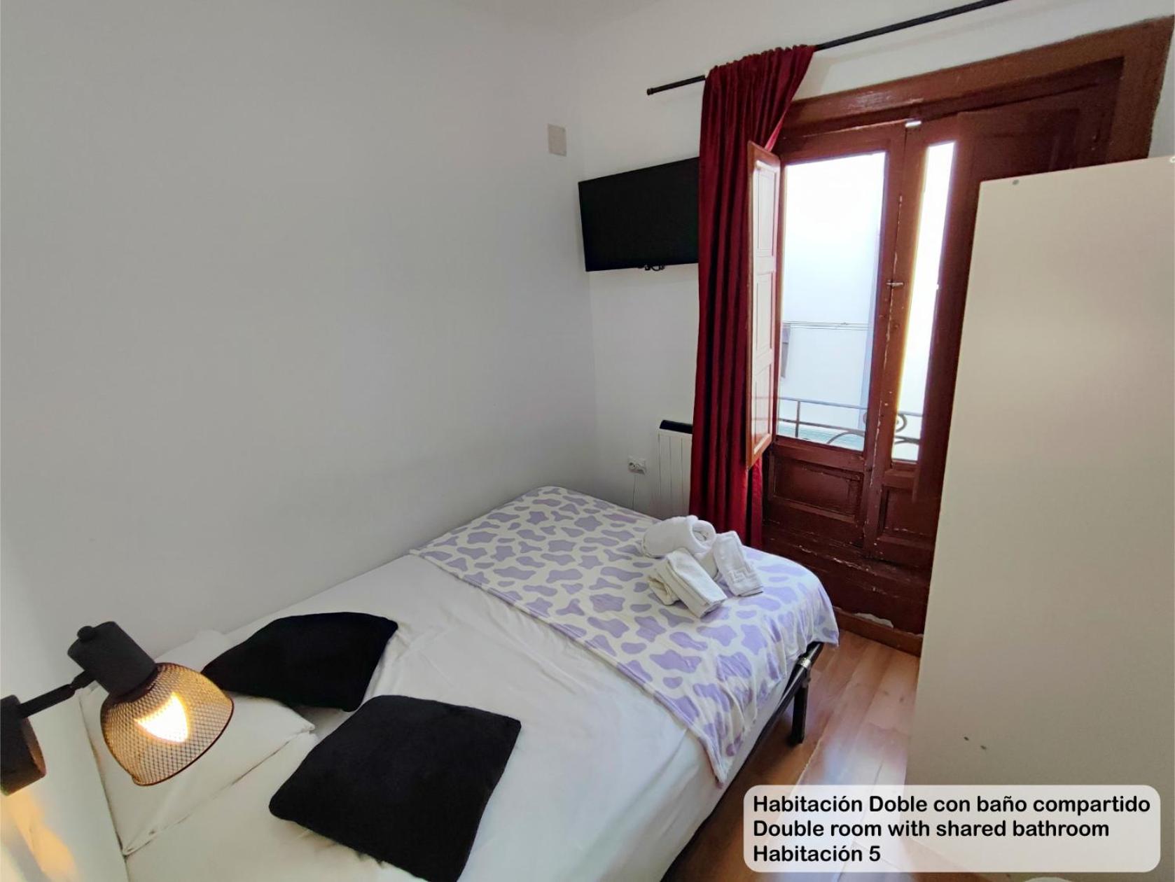 Double Room with Shared Bathroom photo 3