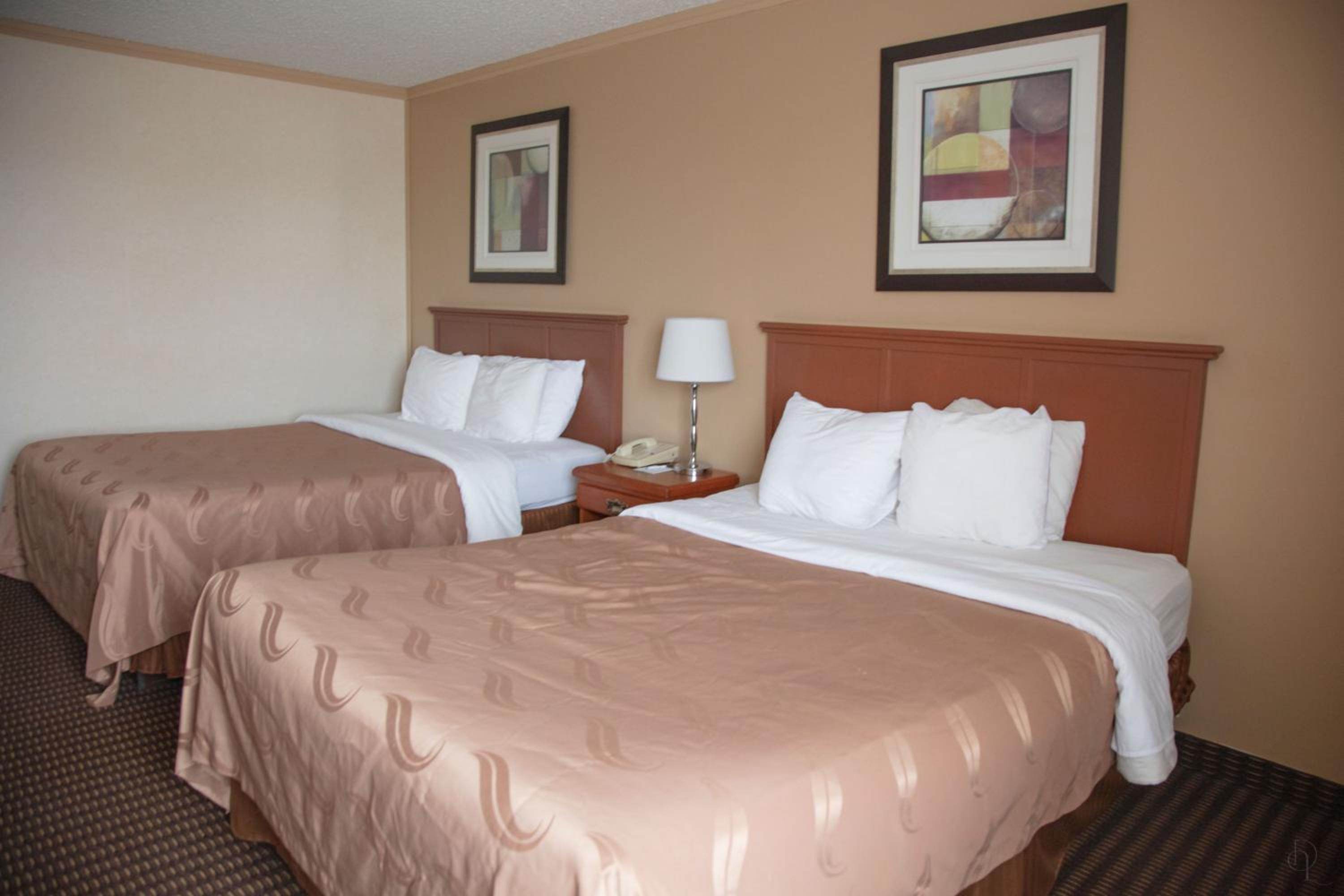 Queen Room with Two Queen Beds - Non-Smoking photo 2