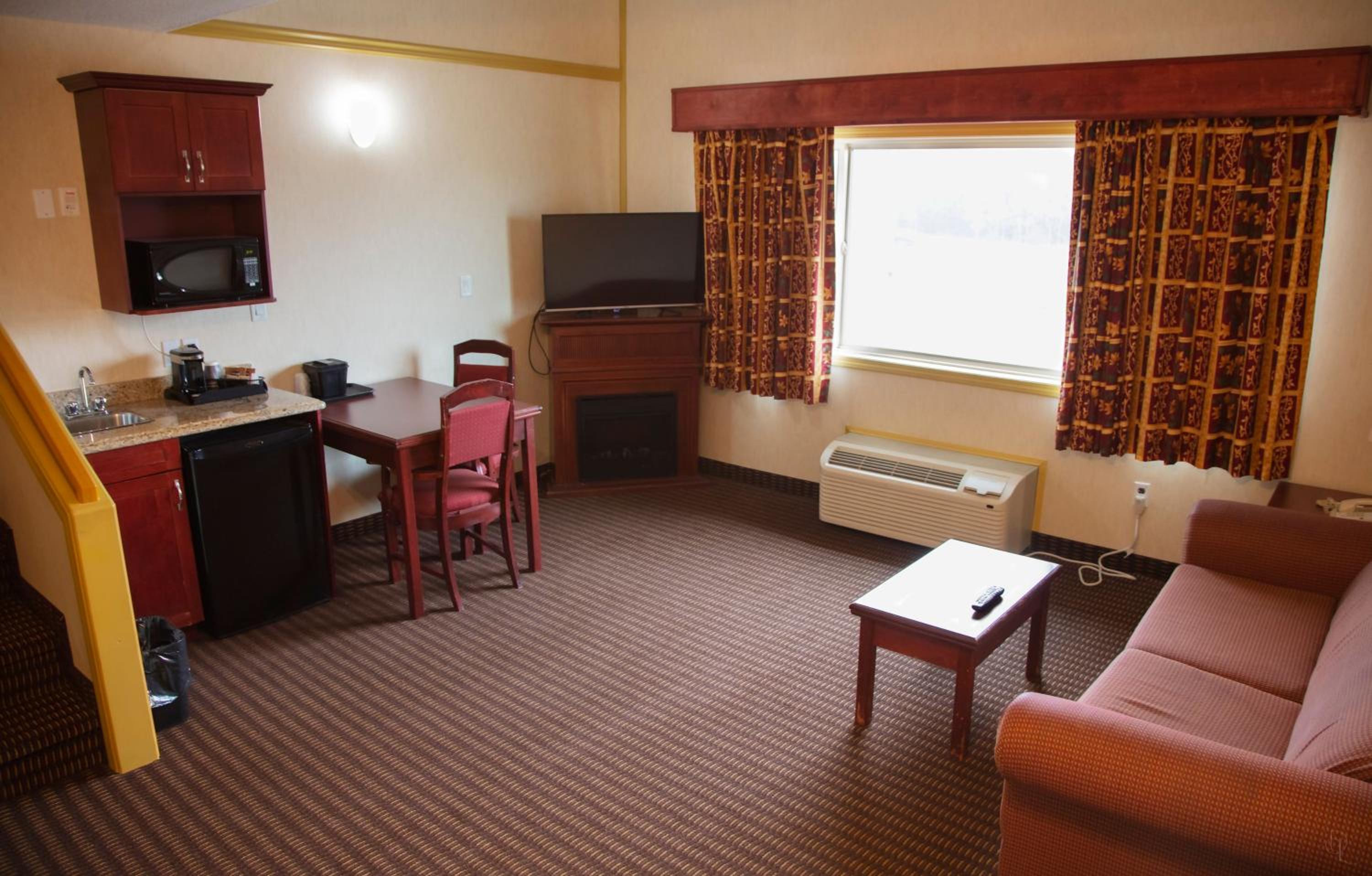 Queen Suite with Sofa Bed - Non-Smoking photo 2