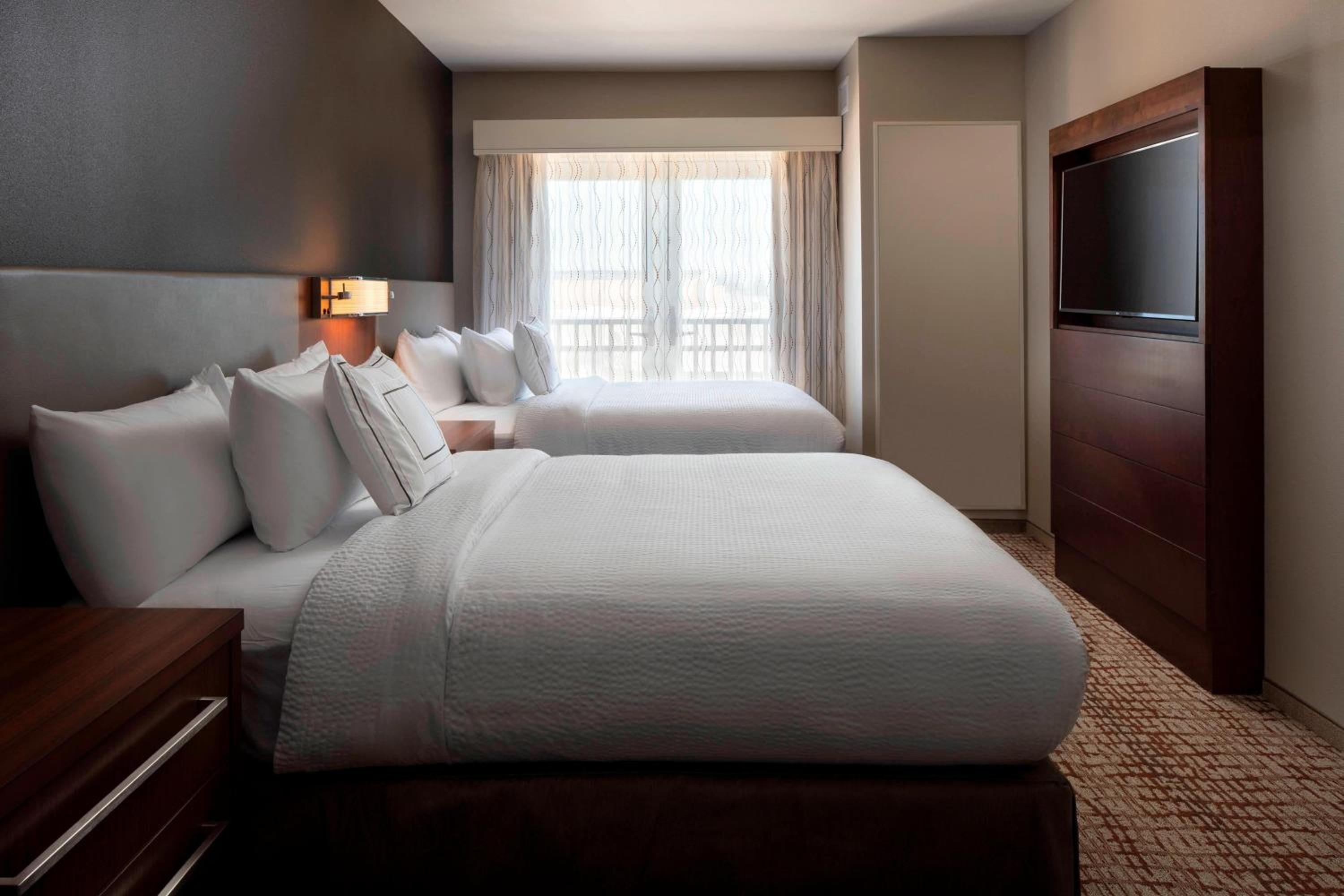 One-Bedroom Queen Suite with Sofa Bed - Hearing Accessible photo 3