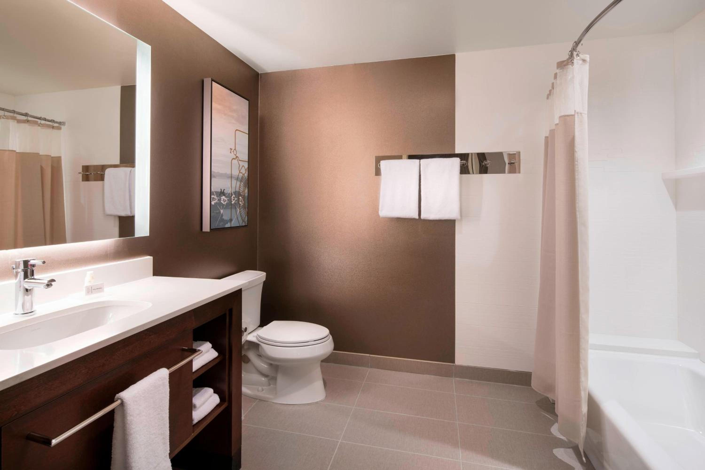 One-Bedroom Suite with Two Queen Beds with Sofa Bed and Roll-In Shower - Mobility Accessible photo 3