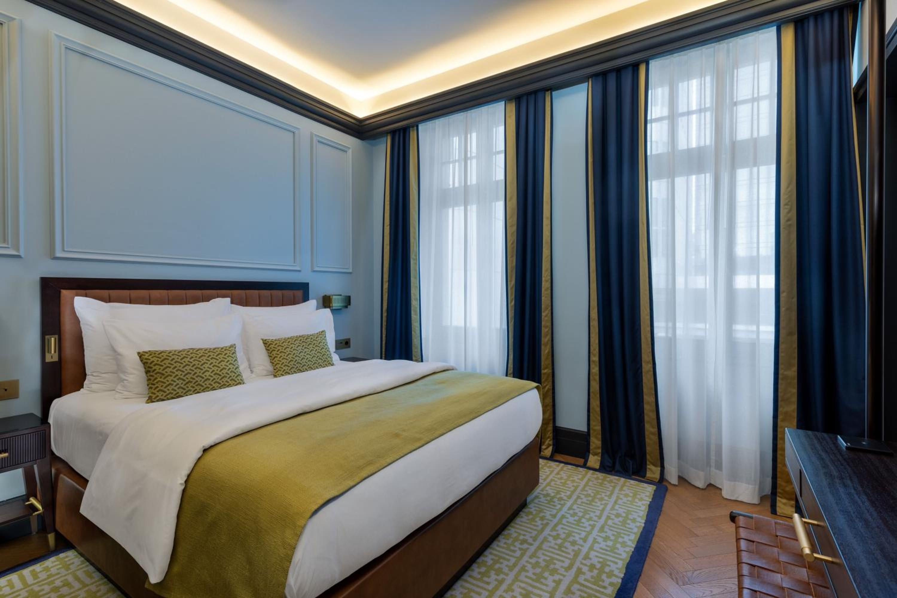 Deluxe Comfort King Room - Photo 8