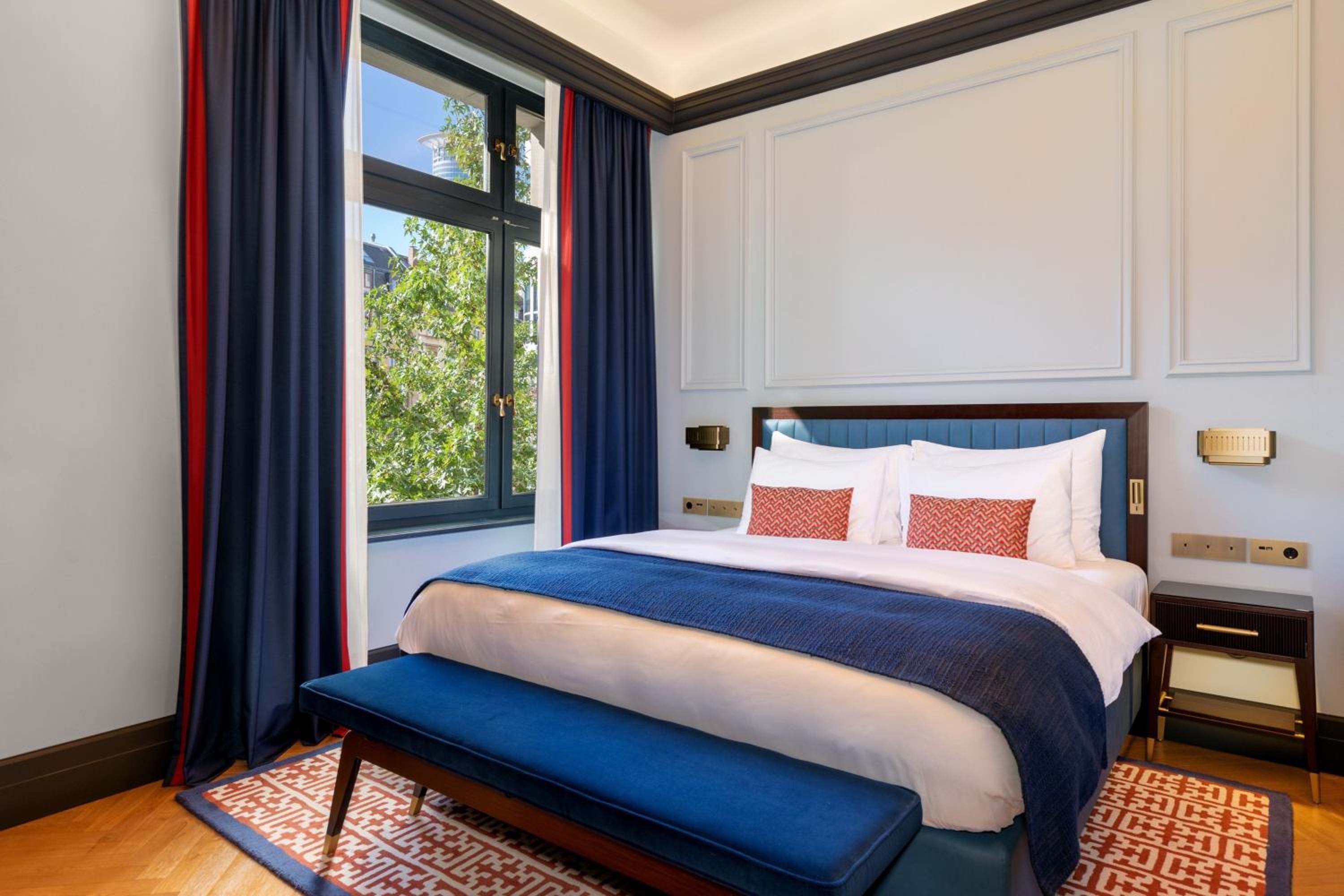 Deluxe Comfort King Room - Photo 7