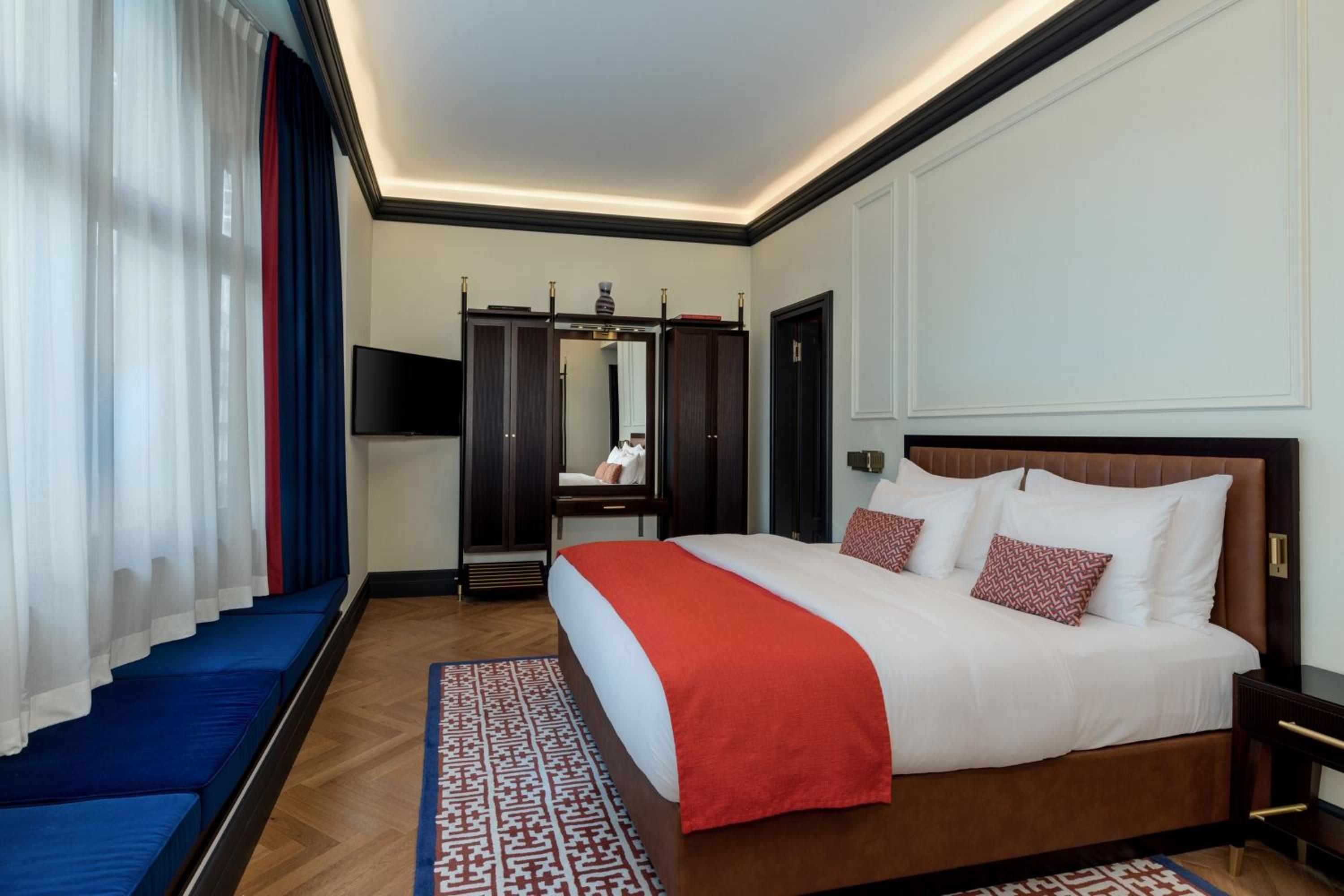 Premium Executive King Room - Photo 8