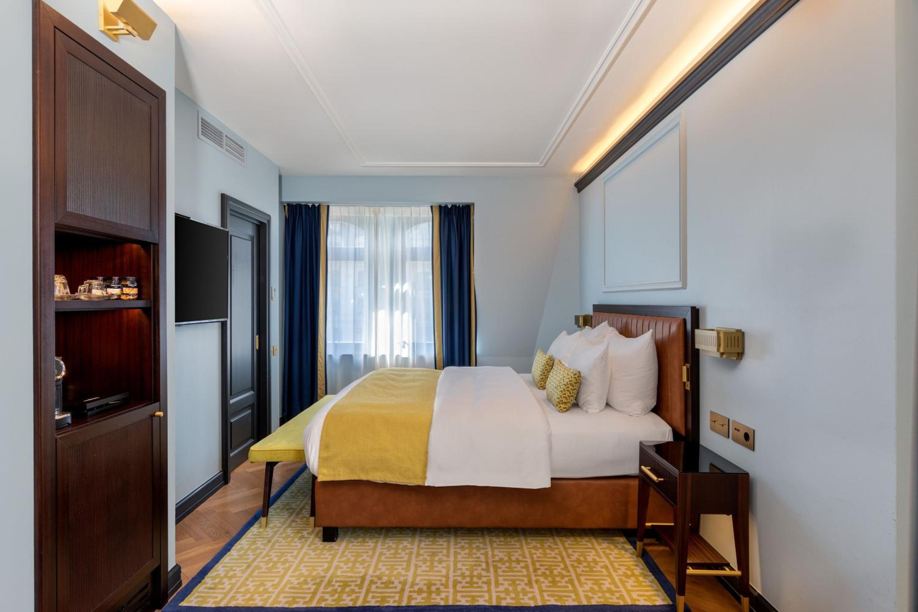 Premium Executive King Room - Photo 7