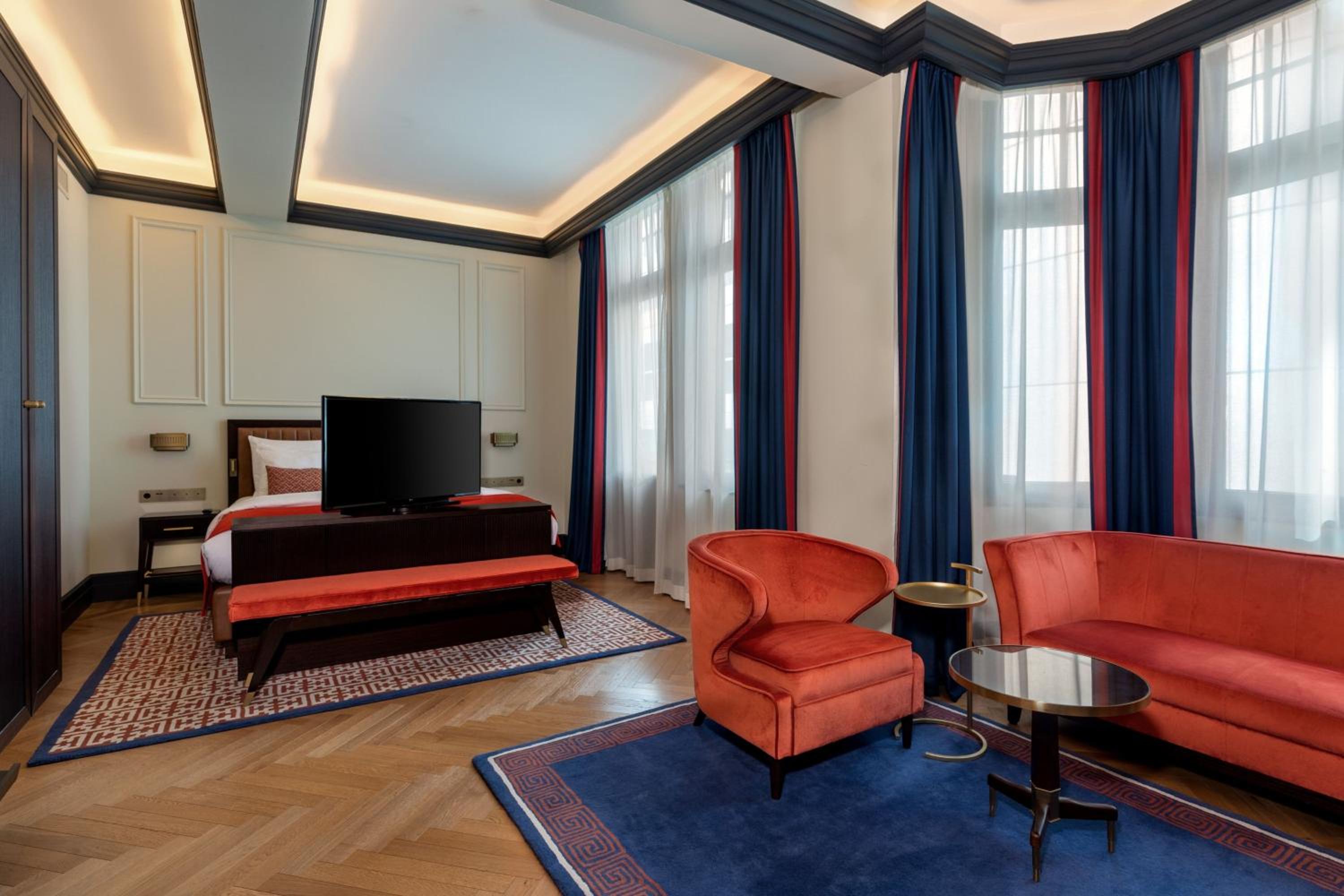 One-Bedroom Junior King Suite