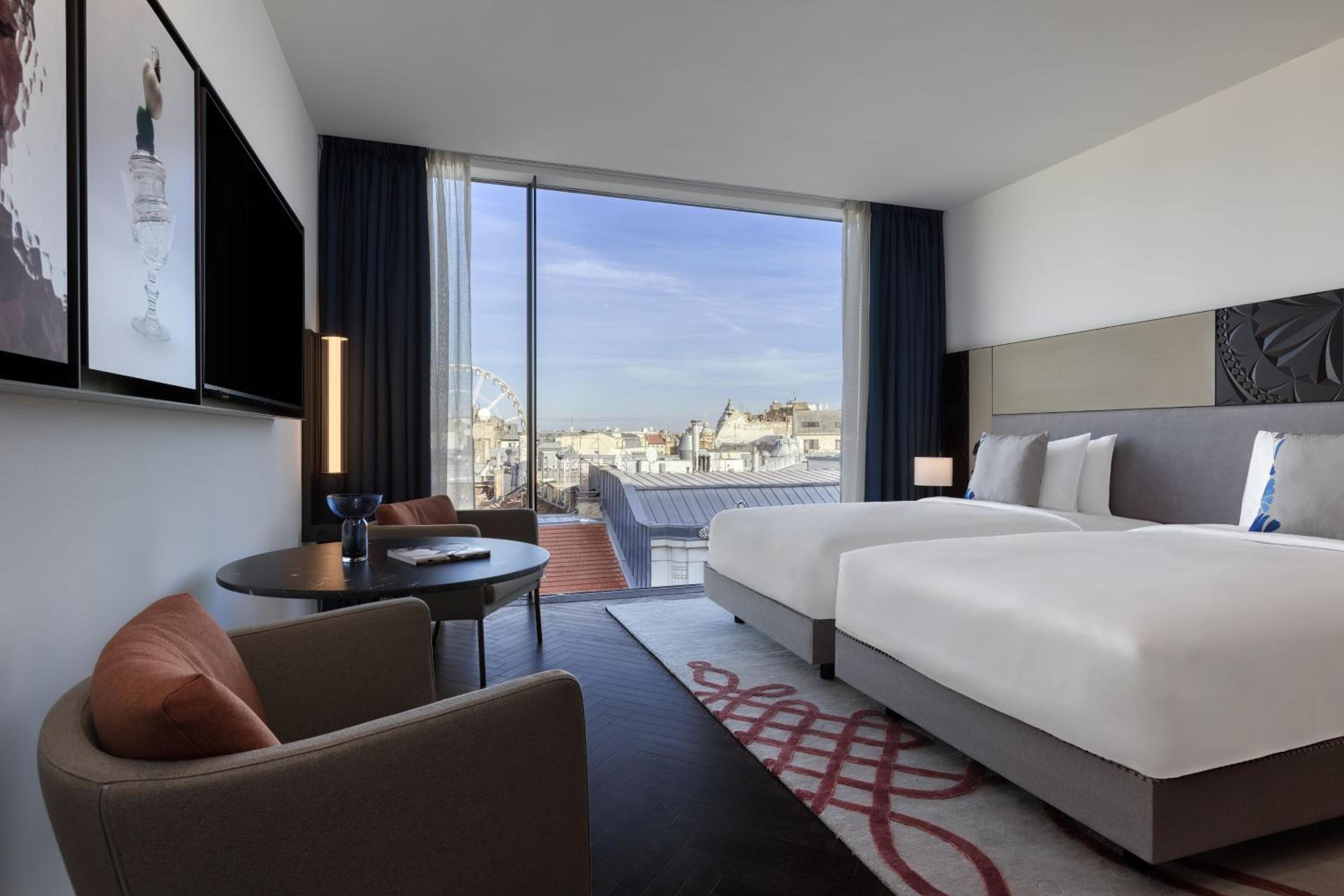 Contemporary Twin Room with Two Twin Beds and Street View - Photo 1