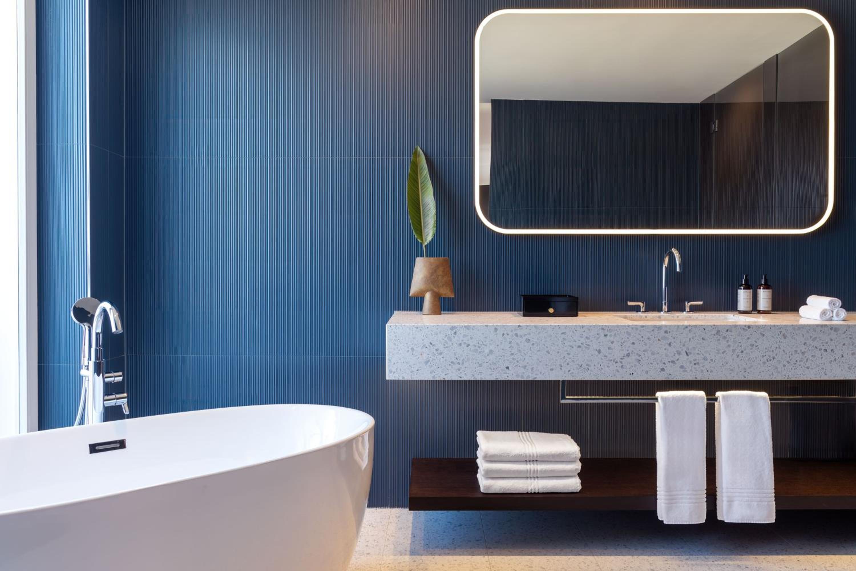 Superior Contemporary King Room with Street View - Photo 5