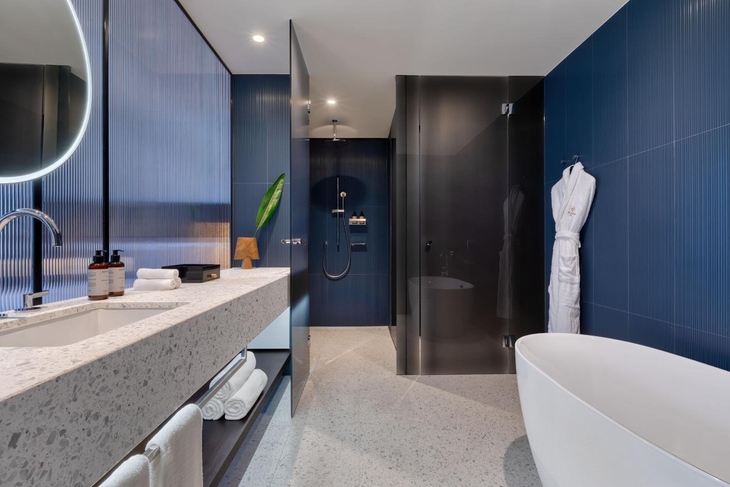 One-Bedroom Contemporary King Studio Suite  - Photo 8