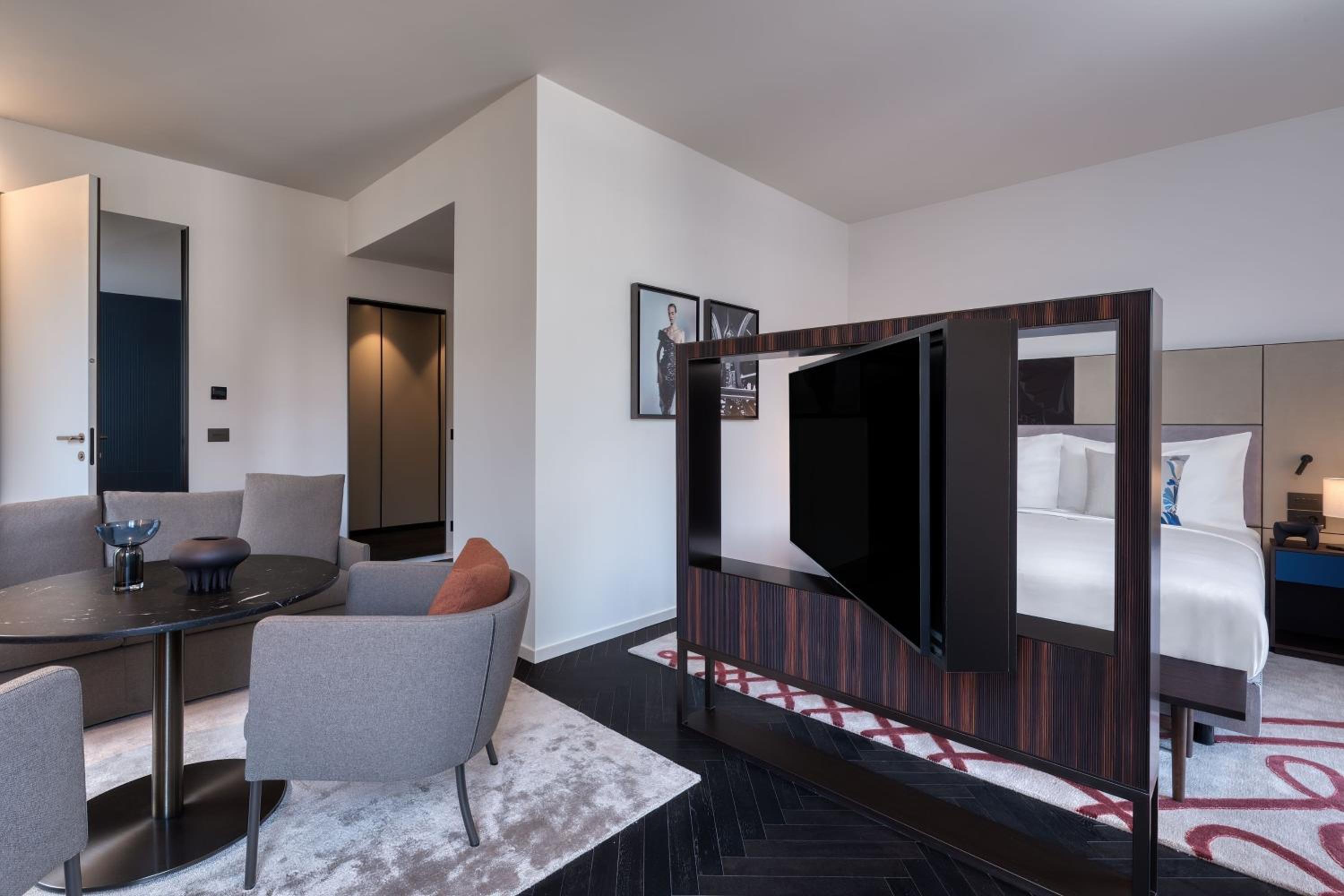 One-Bedroom Contemporary King Studio Suite  - Photo 3