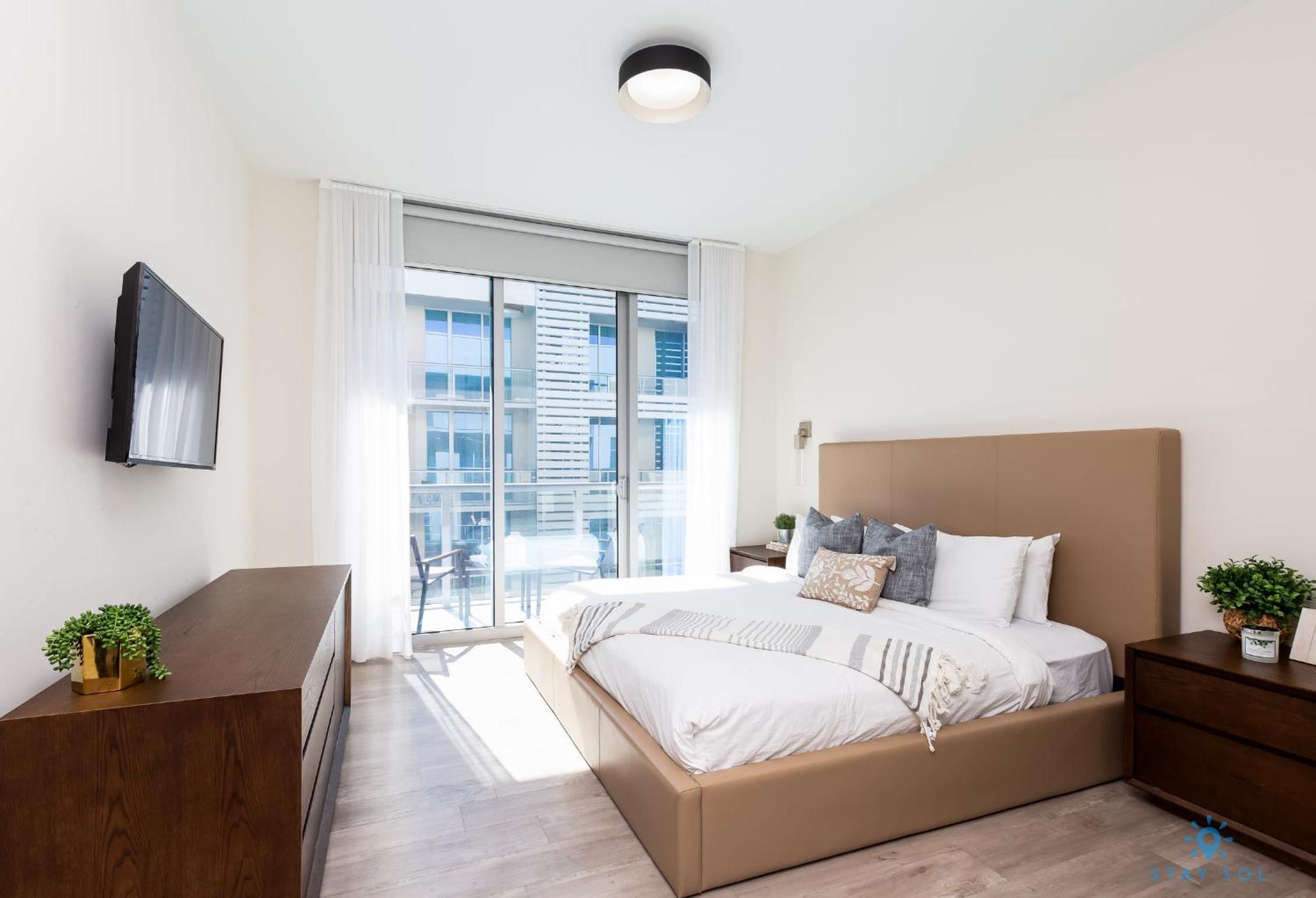 2 Bedrooms Den Balcony