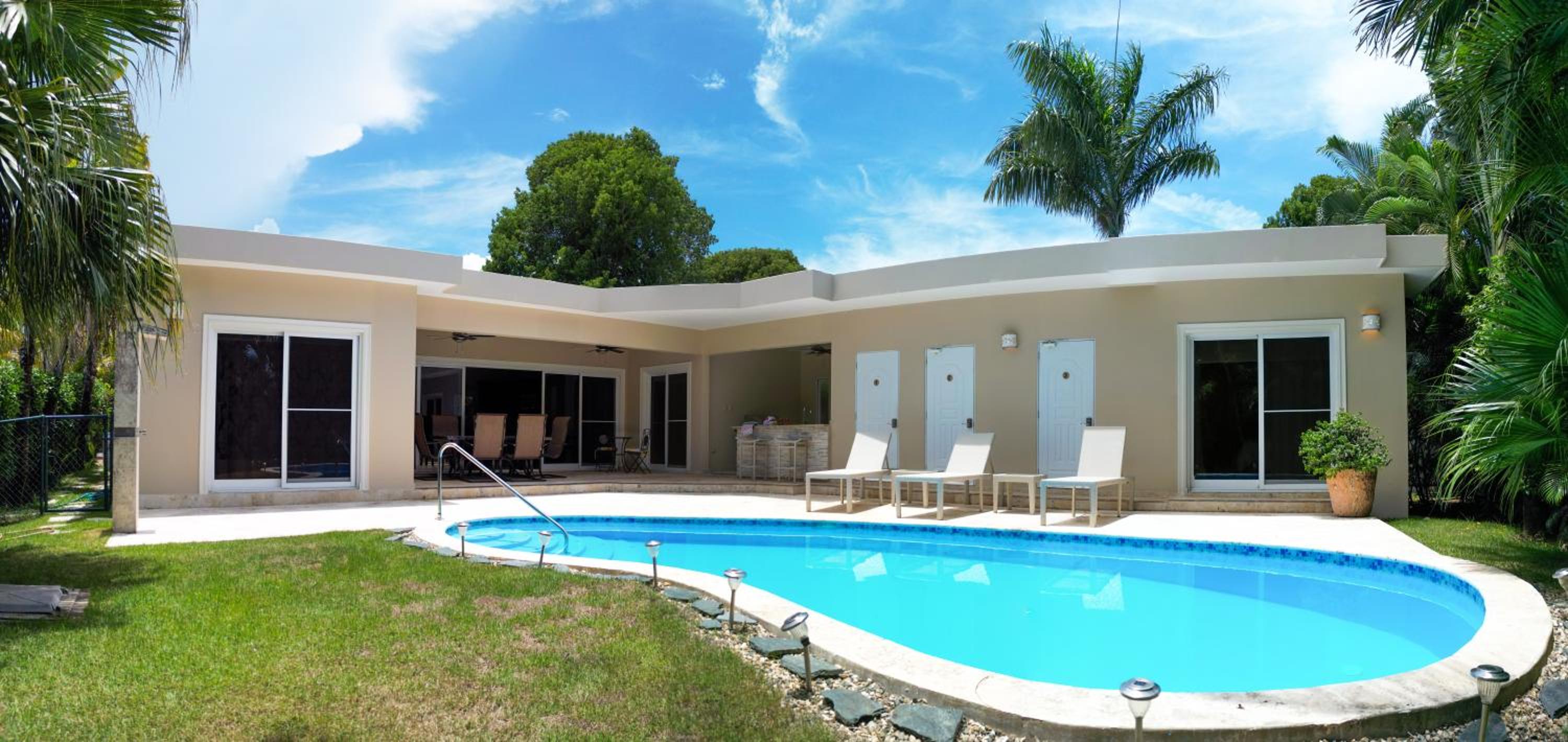 Three-Bedroom Holiday Home  photo 2