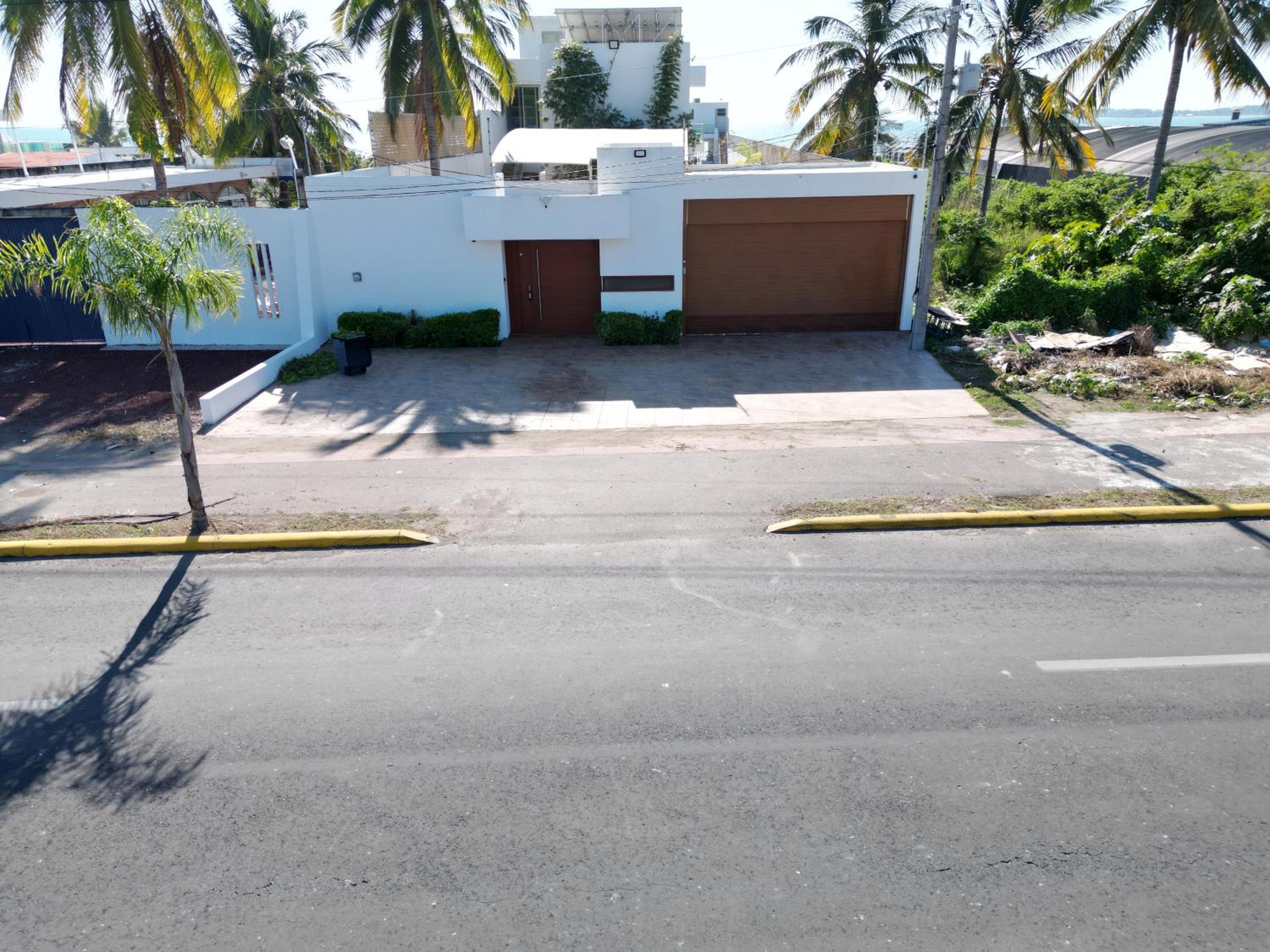 Six-Bedroom House photo 3
