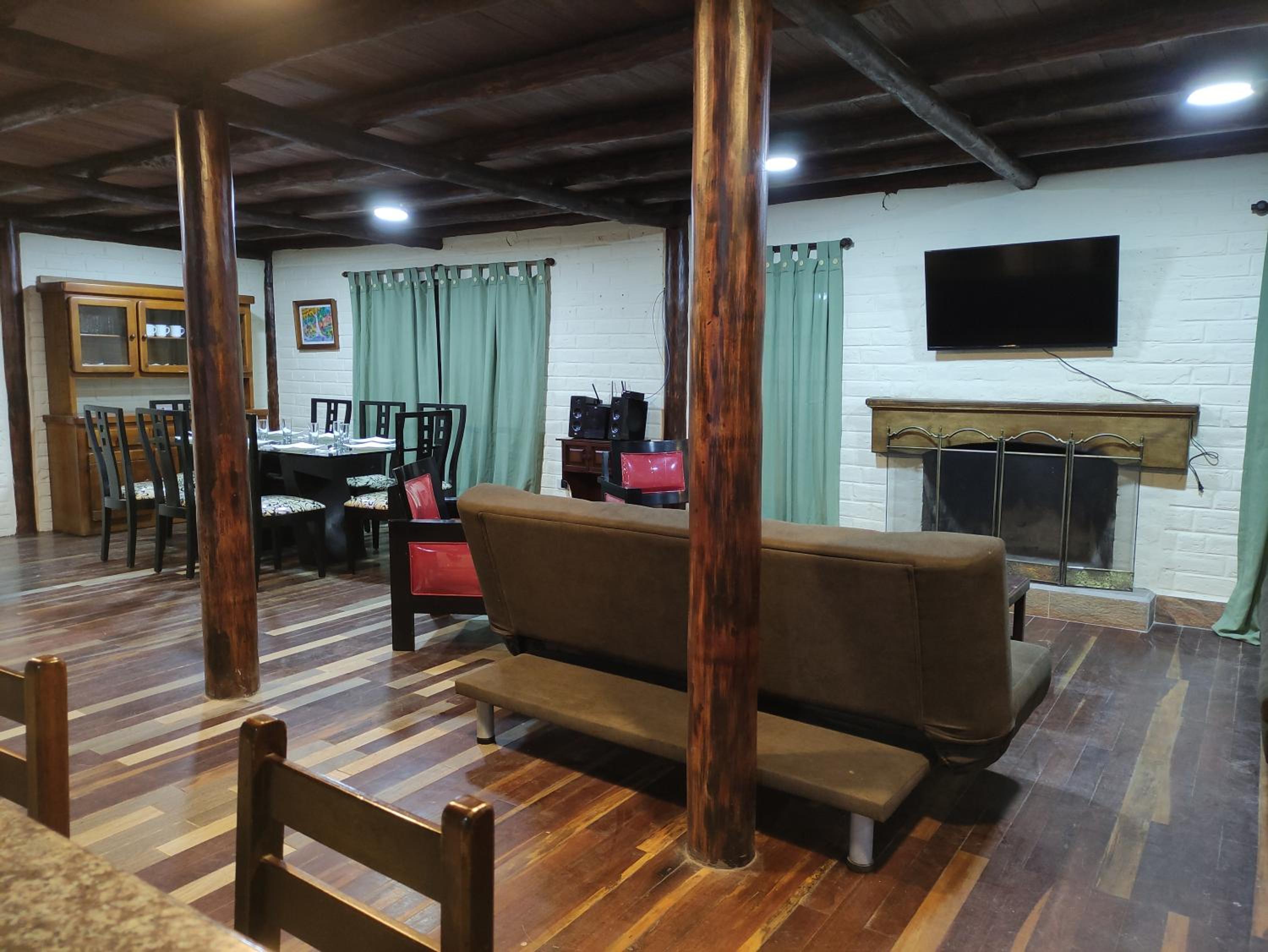 Five-Bedroom House photo 1