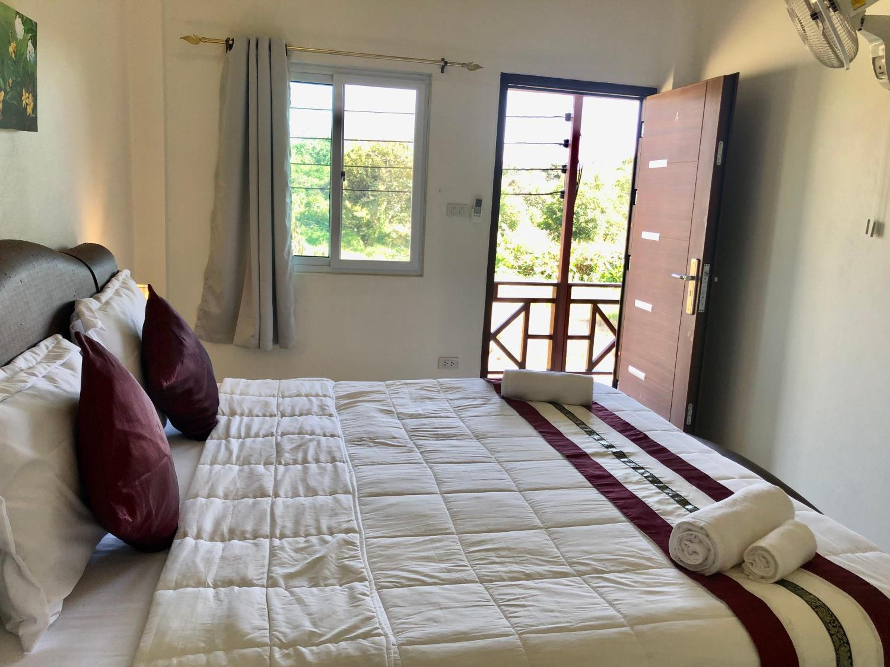 Double Room with Balcony - Photo 3