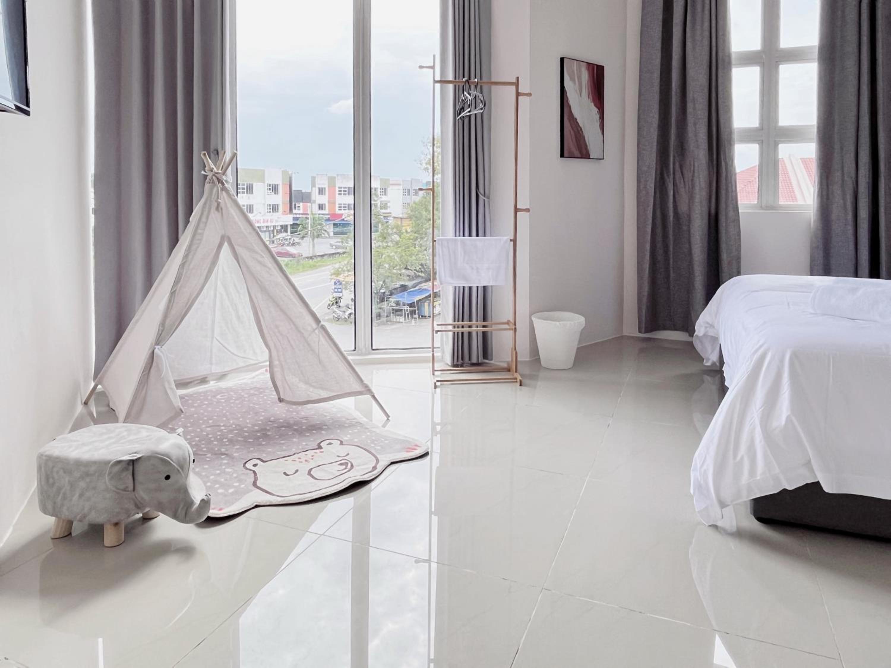 Deluxe Room (2 Adults + 1 Child) - Photo 2