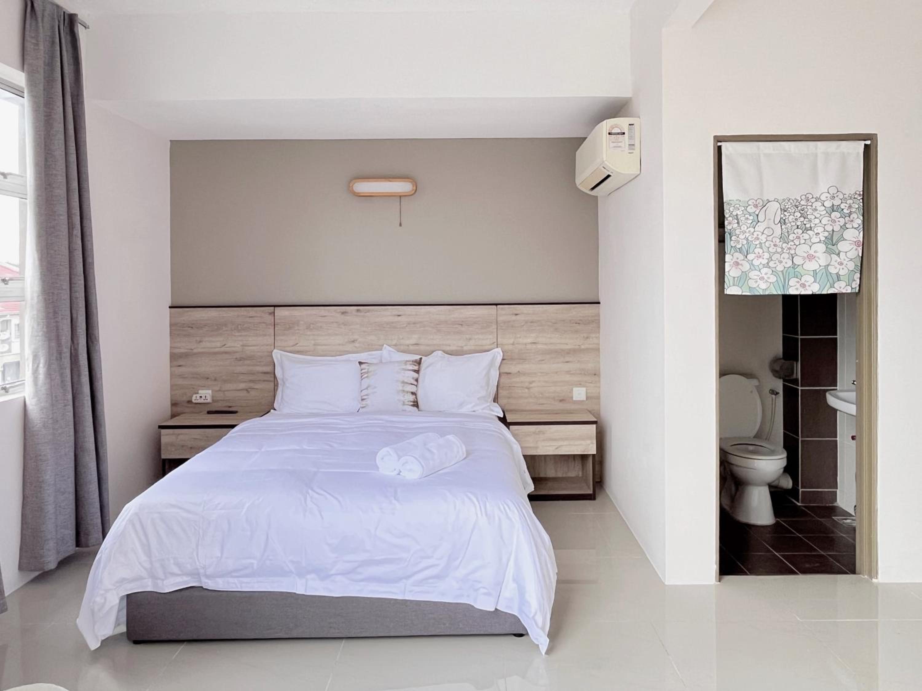 Deluxe Room (2 Adults + 1 Child) - Photo 3