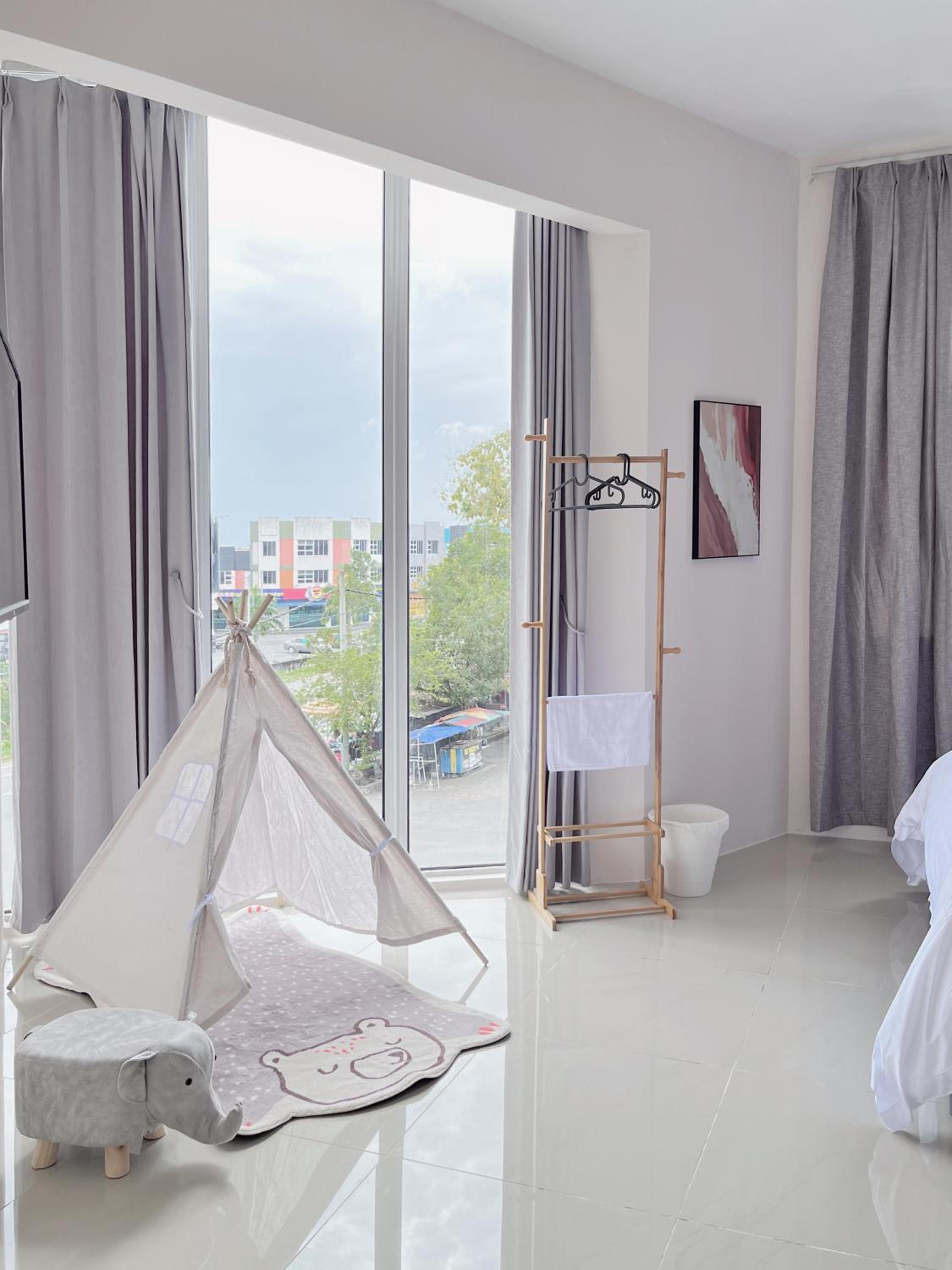 Deluxe Room (2 Adults + 1 Child) - Photo 4